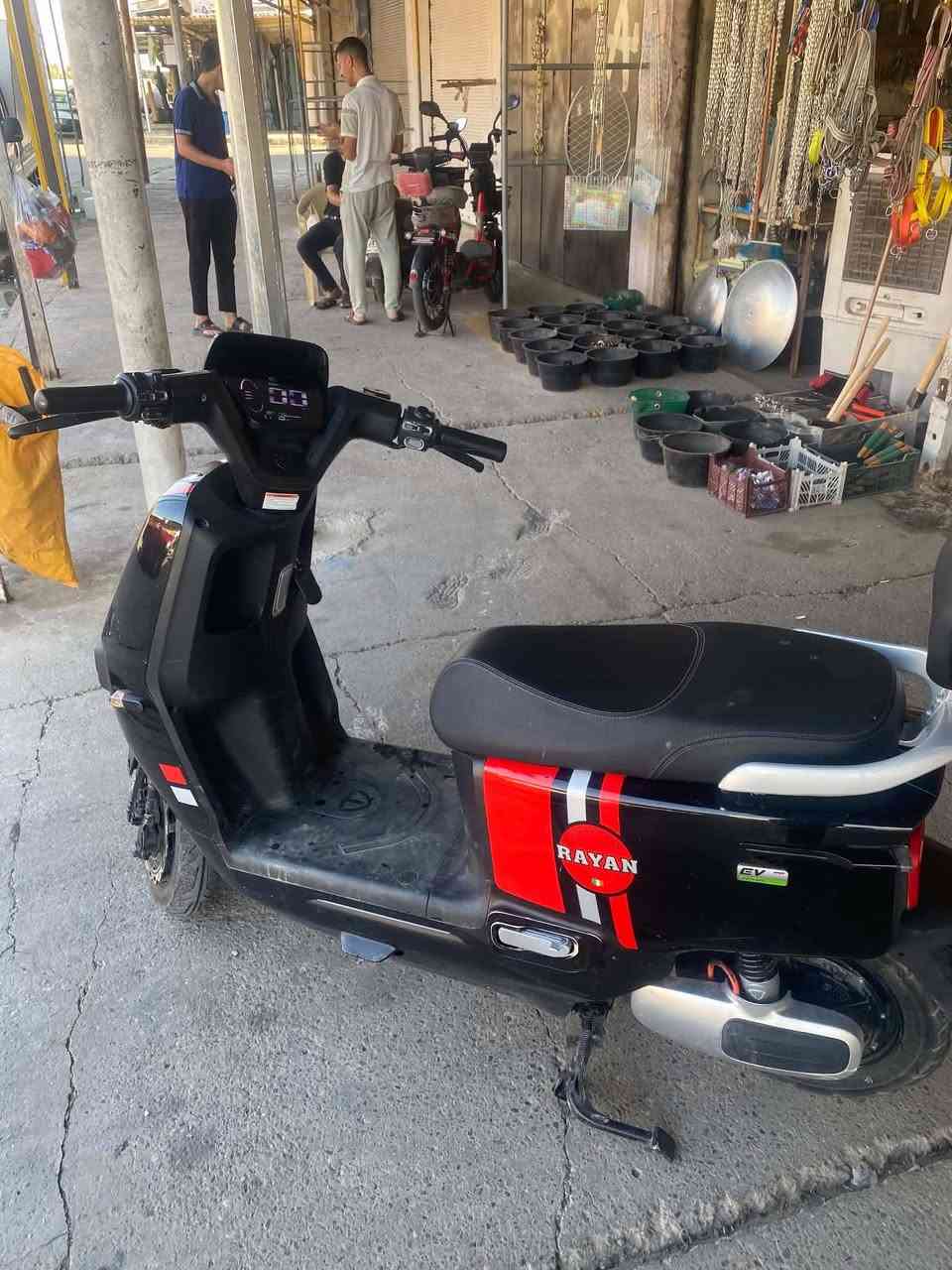 ماطور ريان ابو عيون فول مواصفات
ك R
ثلاث نمر ٣ 
لون الاسود مرغوب 
بطاريات وعقل ملف شرط  
سرعه ٦٠ حقيقي 
السعر 850 وبي مجال رقم

***********
مكلف بل نشر استفسار على رقم

