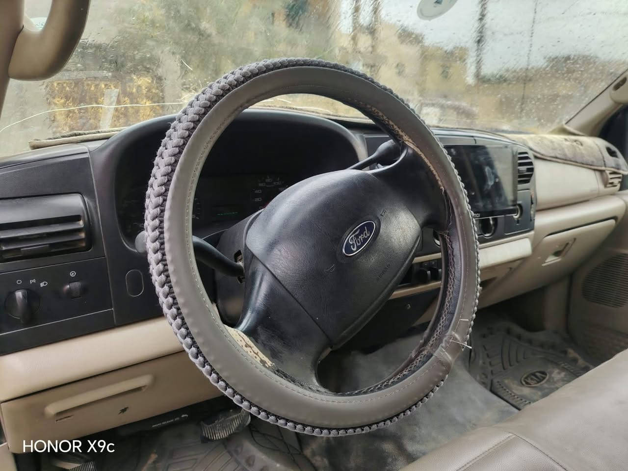 السلام عليكم ورحمه الله وبركاته
فورد F_350  موديل 2007 
اللون ابيض (صبغ عام جماليه) 
كير ومحرك تاهو قبل شهرين شديته V8
السيارة كلش نضيفة وحلوة وجديدة داخل جديد كشر كلش نضيف  تخم تايرات جدد ويل كب جديد صدر امامي خلفي جديد سستم سماعات جدد شاشة جبيرة كير محرك اكسل مكفولات كهربائيات كاملات السيارة عليها تعمير كامل السعر 85 وبيها مجال العنوان بغداد التاجي 
 للأستفسار التواصل مع الرقم ***********

نص مكتوب في الصور:
- HONOR X9c