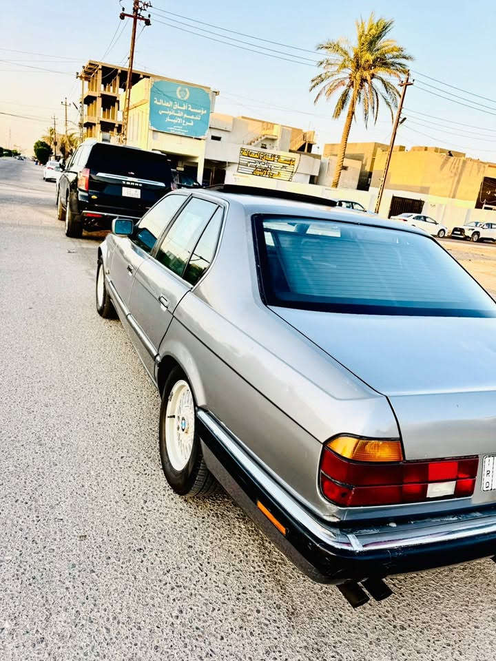 السلام عليكم للبيع BMW  موديل 93 محرك 735  تخم تاير تبريد كشنات  جلد تدفئه كهرباء 5 بردات بلادي السياره نضيفه جداً  للاستفسار الاتصال مكان السياره الرمادي ***********
