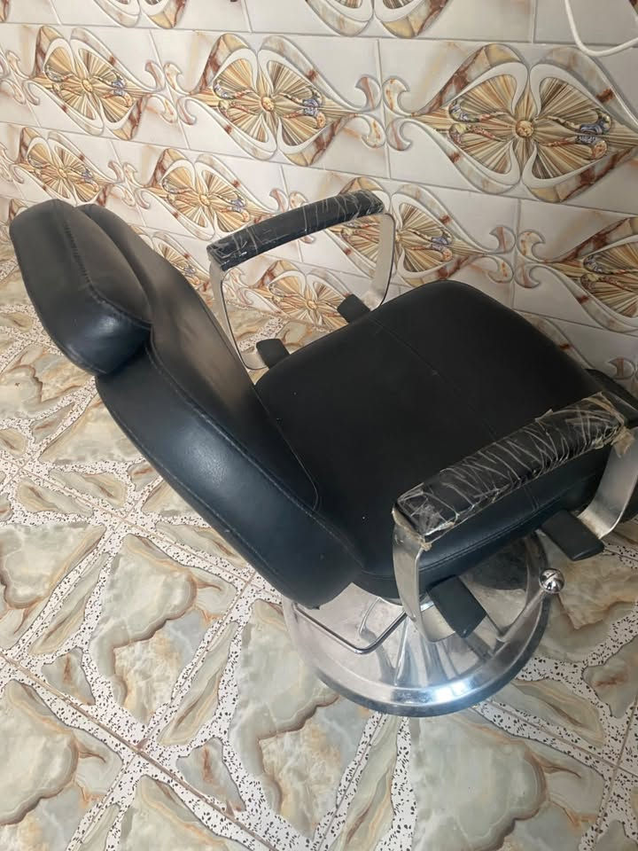 السلام عليكم غراض حلاقه للبيع كرسي مرايات كبار فاترينه + مكينه جديده الغراض كله نضيفه مستخدمهن شهر وعندي ضرف مستعجل ع بيعتهن ***********
