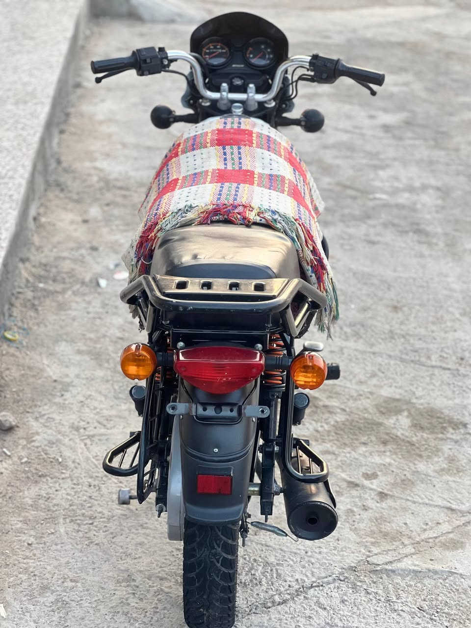 دراجة بجاج بوكسر 150cc
موديل : 2023
​النوع: كلاسك
​سعة المحرك: 150cc
​الموديل: 2023 (نزول 2023/5/2)
​الاستخدام: شخصي
​الأوراق: 7 أصلية (بأسمي)
​الموقع: كربلاء / الملحق قرب مستشفئ الكفيل
​السعر: 1300 د.ع (قفل)
​للتواصل: ***********
