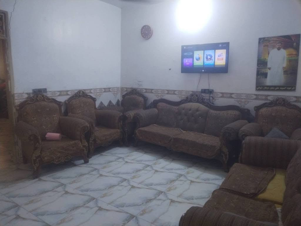 بيت على طريق السنية ديوانية 
يبعد عن طريق الزوار 75 متر
المساحة 160 متر تبليط بالباب كما موضح في الصوره خدمات كاملة يحتوي البيت على غرفتين وصالة واستقبال ومطبخ وصحيات وطارمه البيت كله سيراميك وسقوف ثانويه يتحول البيت ثاني يوم بأسمك يحتوي على برج انترنت يعني الانترنت مجاني إضافة إلى مبلغ بسيط كل شهر السعر ٣٥  مليون ما متواجد عالفيس اتصل *********** ديوانية, القادسية
