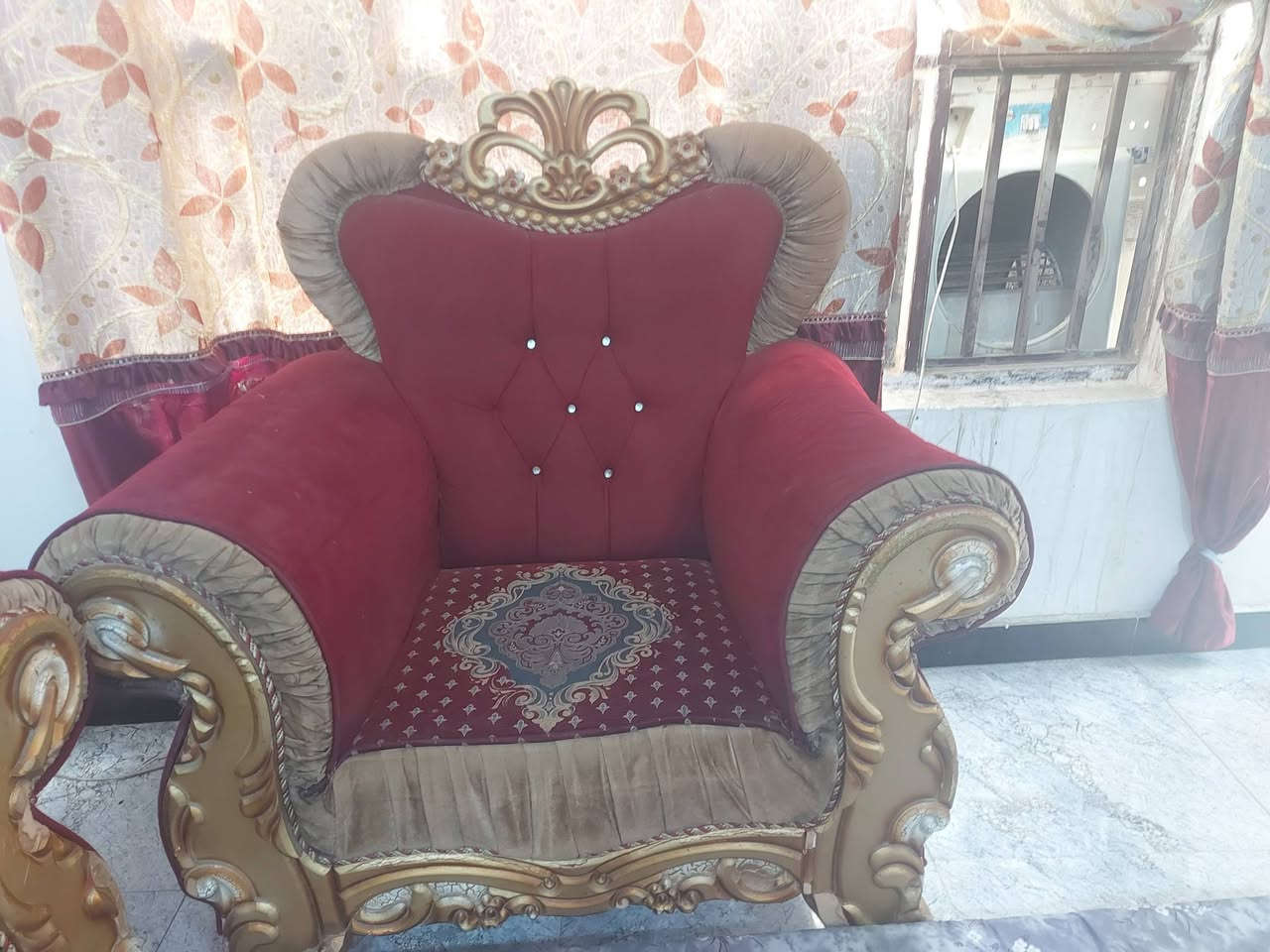 السلام عليكم غراظ للبيع غرفه تركيه مع بلازمه جم ٤٣ الحافظ بدون نت مع تخم ١٠مقاعد العنوان بغداد المدائن ماعندي توصيل الاستفسار ***********
