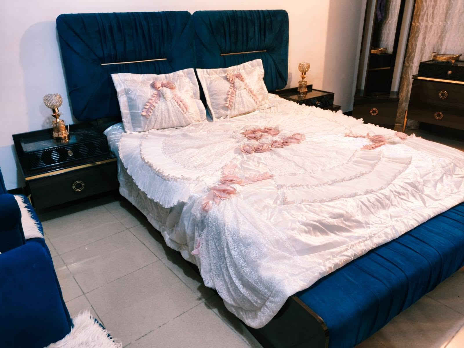 🏡 للبيع: غرفة نوم فاخرة كاملة – بغداد
✨ مميزات الغرفة:
✅ طقم نوم كامل متكامل، تصميم عصري وفاخر
✅ سرير بتصميم أنيق مع ملاءس بيضاء ناعمة وتفاصيل وردية 🌸
✅ خزانة ملابس كبيرة بمرايا عاكسة – مساحة تخزين واسعة
✅ دولاب تجميل مع مرآة مضيئة ودرج تخزين 💄
✅ طاولات جانبية + كرسيين أنيقين
✅ لون أزرق داكن فاخر مع لمسات ذهبية، نظيفة جداً ومحفوظة
✅ المكان: بغداد
 
📞 للتواصل والاستفسار:
اتصل أو راسلنا على الواتساب:
➡️ [أكتبي رقم الهاتف هنا]‏‪***********‬‏
 
فرصة ما تتعوض! تواصلوا معنا بسرعة 🏃‍♀️💨
