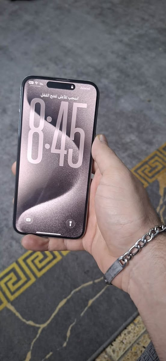 السلام عليكم 15 برو ماكس عزبي شرق اوسط ماستر ثلاث ايات AAA بطاريه 90 مبدل ضهر فقط والباقي مكفول للتواصل *********** واتساب فقط
