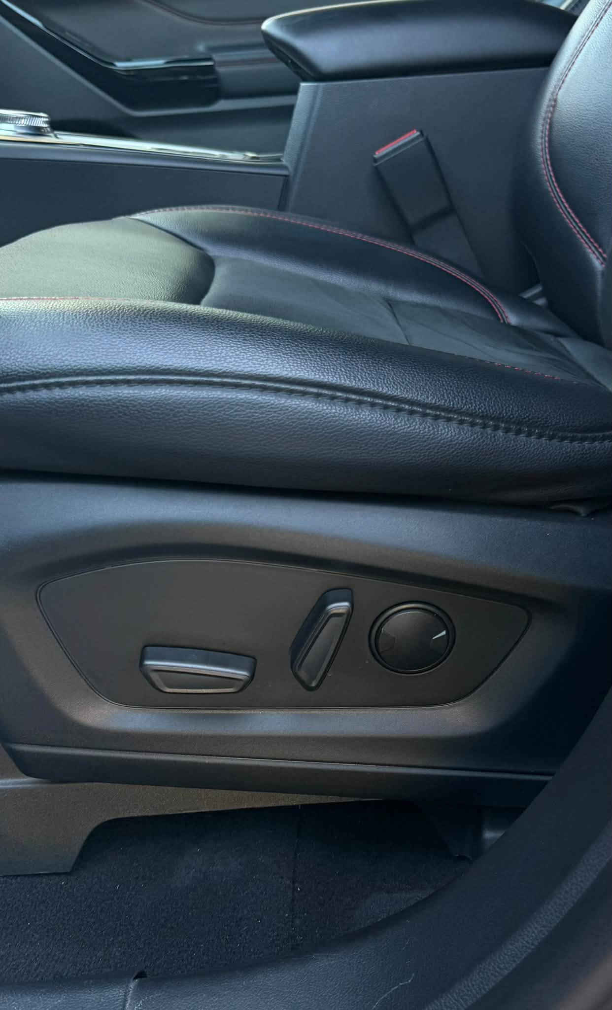 Ford explorer ST Line 2023 RWD
رقم اربيل الجديد سنوية وفحص وهزة جديد باسمي السيارة
مكان السيارة اربيل 
1-محرك 2.3 تيربو 300Hp
2-كشنات جلد
3-كشنات امامية كهرباء
4-كشنات امامية تدفئة
5-كشنات منفصلvip 7 راكب
6- ثلاثة قطع تبريد تحكم منفصل 
7-بانوراما كامل 
8-صندوق كهربائي
9-تشغيل عن بعد
10-اربع ابواب بصمة دخول ذكي
11-بصمة تشغيل 
12-ابل كار بلي واندرويد اوتو 
13-تحديد سرعة وتحديد مسار 
14-نقاط عمياء 
15-مرايا شفط 
16-رادار 360 درجة
17-سبع وضعيات قيادة Normal,Eco,Sport,snow,trail,slippery,Tow/Haul  ST Line RWD
18-تطعيمات باللون الاحمر لفئة ST Line عل دركة والابواب والدوسات والدشبول والكشنات 
19- تحكمات ستيرن كامل
20-الجامات الخلفية مضللة من الشركة وبيها كتاب تضليل رسمي 84%
21- ستيرن تدفئة
22-شحن لاسلكي ومنافذ تايب سي
23- تحكم بالانارات الداخلية والالوان 
24-Auto hold and Auto start
25-حساس امطار بالماسحات تشتغل من اكو مطر.
26-اوامر صوتيه 
27-شاشة عطلات وتحكمات كاملة بالسيارة
28-لايتات فول لد LED
29- حساسات وكاميرا خلفية
30-مرايا اوتو دم
31-بعد هوايه مواصفات…

ماشية 27 الف ميل قابل للزيادة 

السيارة بوضع الوكالة بدون اي نقص برغي واحد ممفتوح او نقص وبدون صبغ صندوق مبدل بلادي نفس اللون عداها كفالة عامة السيارة بدون قطرة صبغ بيها pdr اصبع بباب السايق ايرباكات كلشي بالسيارة بوضع الوكالة 

رقم الشاصي

1fmsk7kh8pgc10728

للتواصل واتساب 
***********

وللاستفسار ارسل رسالة دايركت

