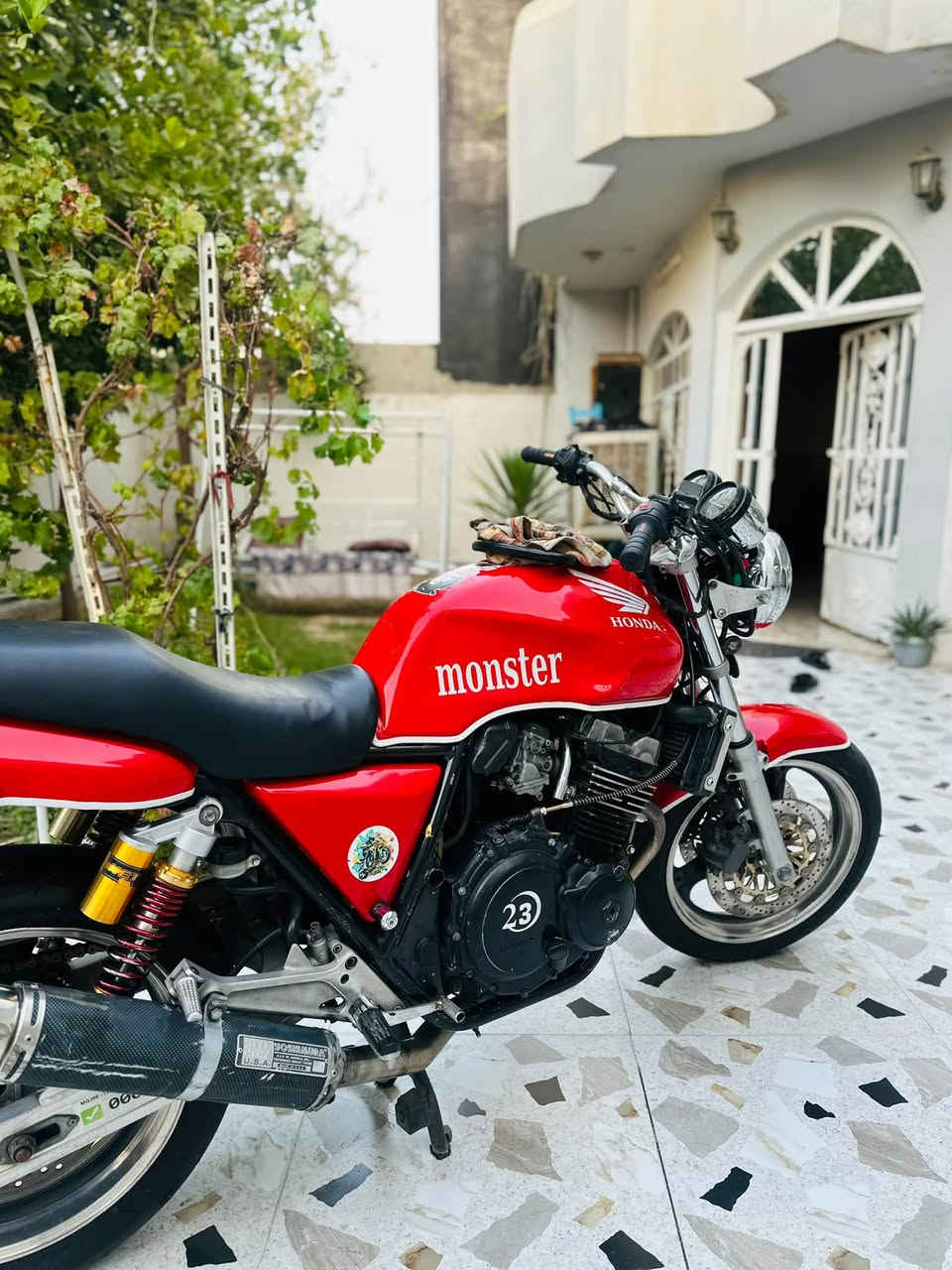 سلام عليكم CB400 للبيع او مراوس شعندك اريد
قبل كلشي مكينه مفتوح كور فقط
عليها وياله كروم 
 كهربائيات شغاله 
  مكينه خرسه
 تخم تاير جلاتين 
دسكات بريك امامي خلفي جديد شاده 
السعر خاص او راسلني واتساب*********** 
مكاني كركوك حي واسطي
