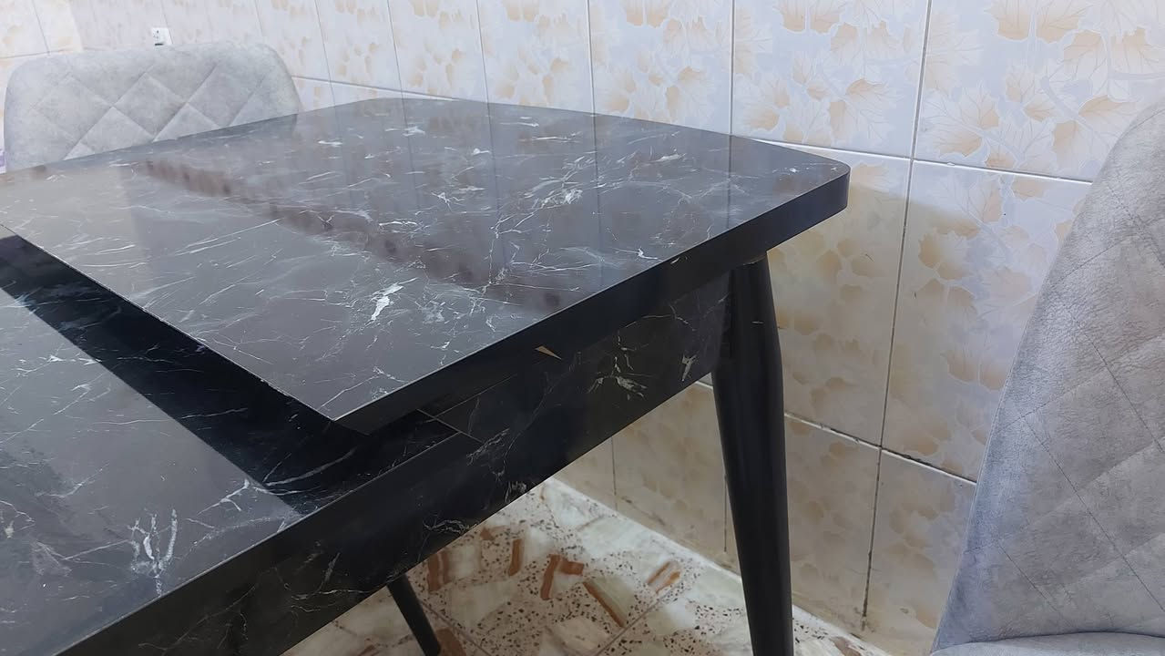 ميز طعام • ٤ كراسي • قابل للتمديد