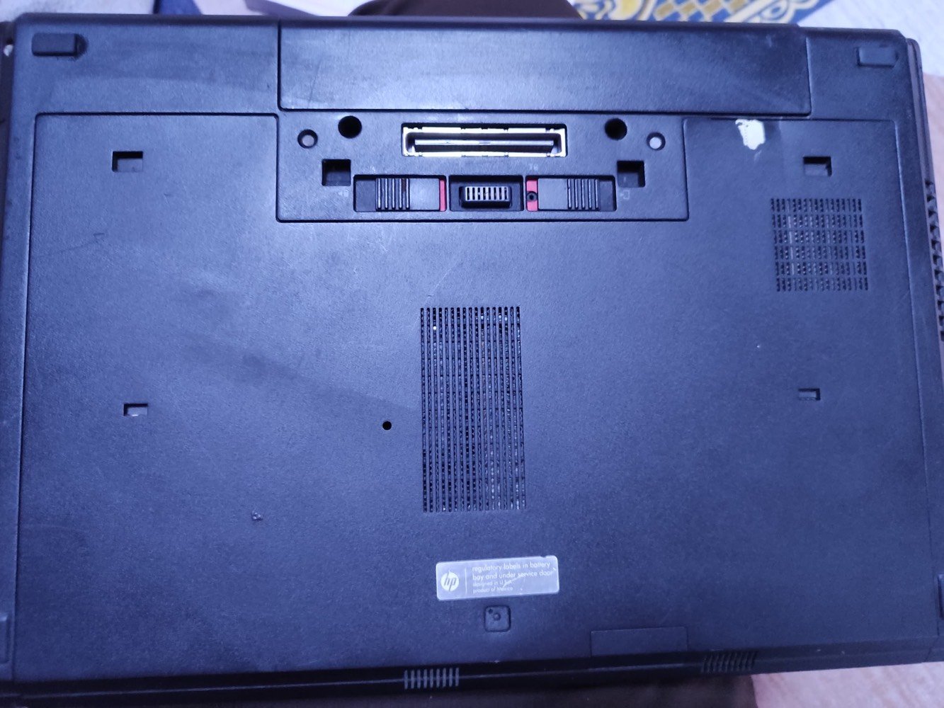 HP EliteBook 8560p i7 | SSD 220GB | AMD 2GB | بطارية وشاحن جديد | كامل الملحقات للبيع او مراوس بايباد 

للبيع لابتوب HP EliteBook 8560p بحالة جيدة ومناسب للدراسة، التصفح، والأعمال اليومية.

🔹 المواصفات:

* المعالج: Intel Core i7-2620M 2.70GHz
* الرام: 4GB
* التخزين: SSD 220GB تقريبًا
* كرت الشاشة: AMD Radeon 2GB
* النظام: Windows 11 Pro 64-bit
* الشاشة: 15.6 إنچ
* نظافة الجهاز: 80%

🎁 الملحقات:

* 🔋 بطارية جديدة
* 🔌 شاحن جديد
* 🎒 جنطة
* 🖱️ ماوس

⚠️ ملاحظة: السماعات الداخلية لا تعمل بسبب قطع سلك الواير، ويمكن استخدام سماعة خارجية أو بلوتوث.

📍 الموقع: البصرة
💰 السعر: 100,000 دينار قابل للتفاوض بالمعقول
