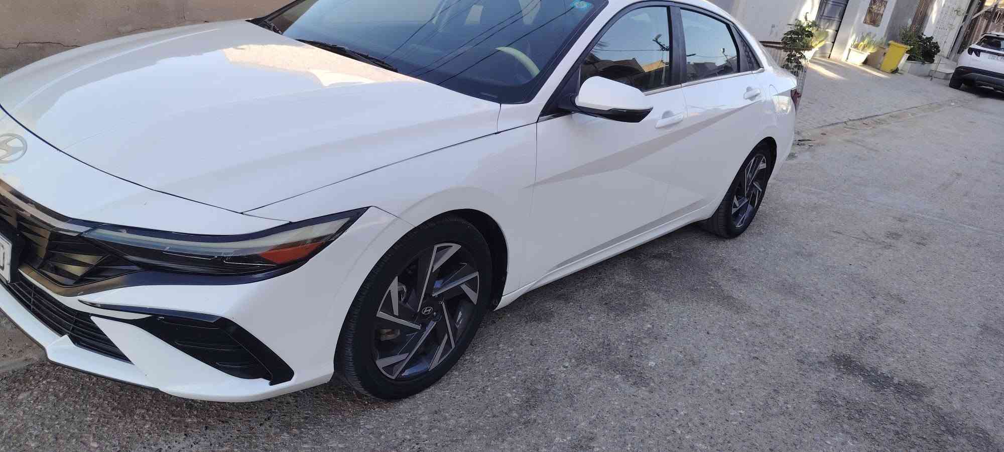 🚘 للبيع إلنترا هايبرد Limited 2024 – وارد أمريكي 🇺🇸
🔹 الموديل: Hyundai Elantra Hybrid Limited
🔹 السنة: 2024
🔹 الوارد: أمريكي 🇺🇸
🔹 المحرك: 1.6 Hybrid
🔹 القير: DCT أوتوماتيك 6 سرعات
🔹 الدفع: أمامي FWD
🔹 الممشى: 35000كم تقريباً
⭐ المواصفات: • شاشة وسطية 10.25 إنچ مع Navigation
• شاشة عدادات رقمية 10.25 إنچ
• نظام صوت Bose
• Apple CarPlay / Android Auto
• مقاعد جلد
• تبريد وتدفئة للمقاعد الأمامية
• فتحة سقف
• شحن لاسلكي
• Smart Key + تشغيل زر
• Smart Trunk
تشغيل عن بعد 
• مثبت سرعة متكيف
• تحذير ومساعدة المسار
• Blind Spot – مراقبة النقطة العمياء
• تحذير الاصطدام الأمامي
• كاميرا خلفية
• حساسات خلفية  واماميه وجانبيه ٣٦٠
• إضاءة داخلية Ambient
⛽ هايبرد – صرفية ممتازة واقتصادية بالبنزين
📍 الموقع: [النجف]
$ السعر 144 
📞 للتواصل: [*********** ]

