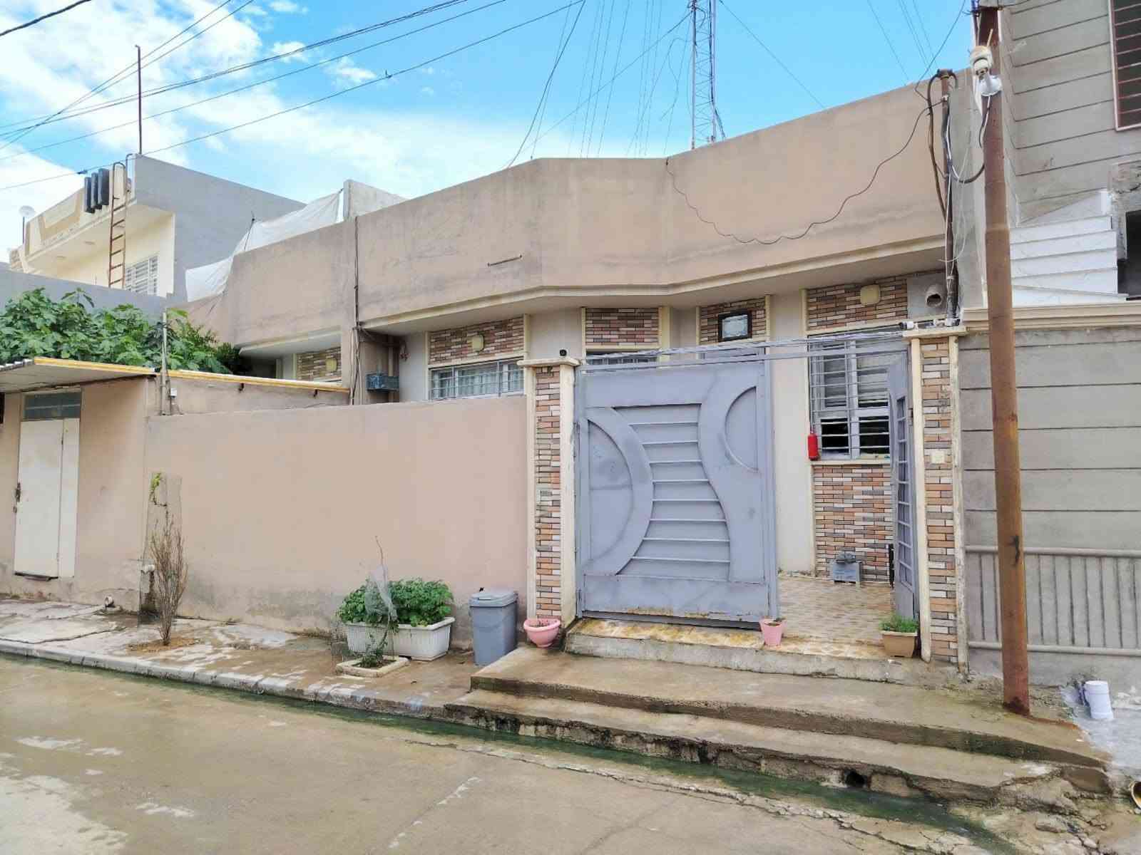 🏡 دار للبيع – موقع مميز
📍 الموقع: بداية مزارع زيونة، قرب دائرة المرور
📐 المساحة: 176 متر
📏 الواجهة: 8 متر
📏 العمق: 25.5 متر
🏠 الدار: طابق ونصف

🔹 تفاصيل الدار:

3 غرف نوم

صالة

منور عدد 2

حمام غربي

حمام شرقي

حديقة بمساحة 4 × 4 متر

💰 السعر: 145 مليون دينار

📞 للتواصل والاستفسار:
***********

موقع مميز وقريب من الخدمات – للجادين فقط.
