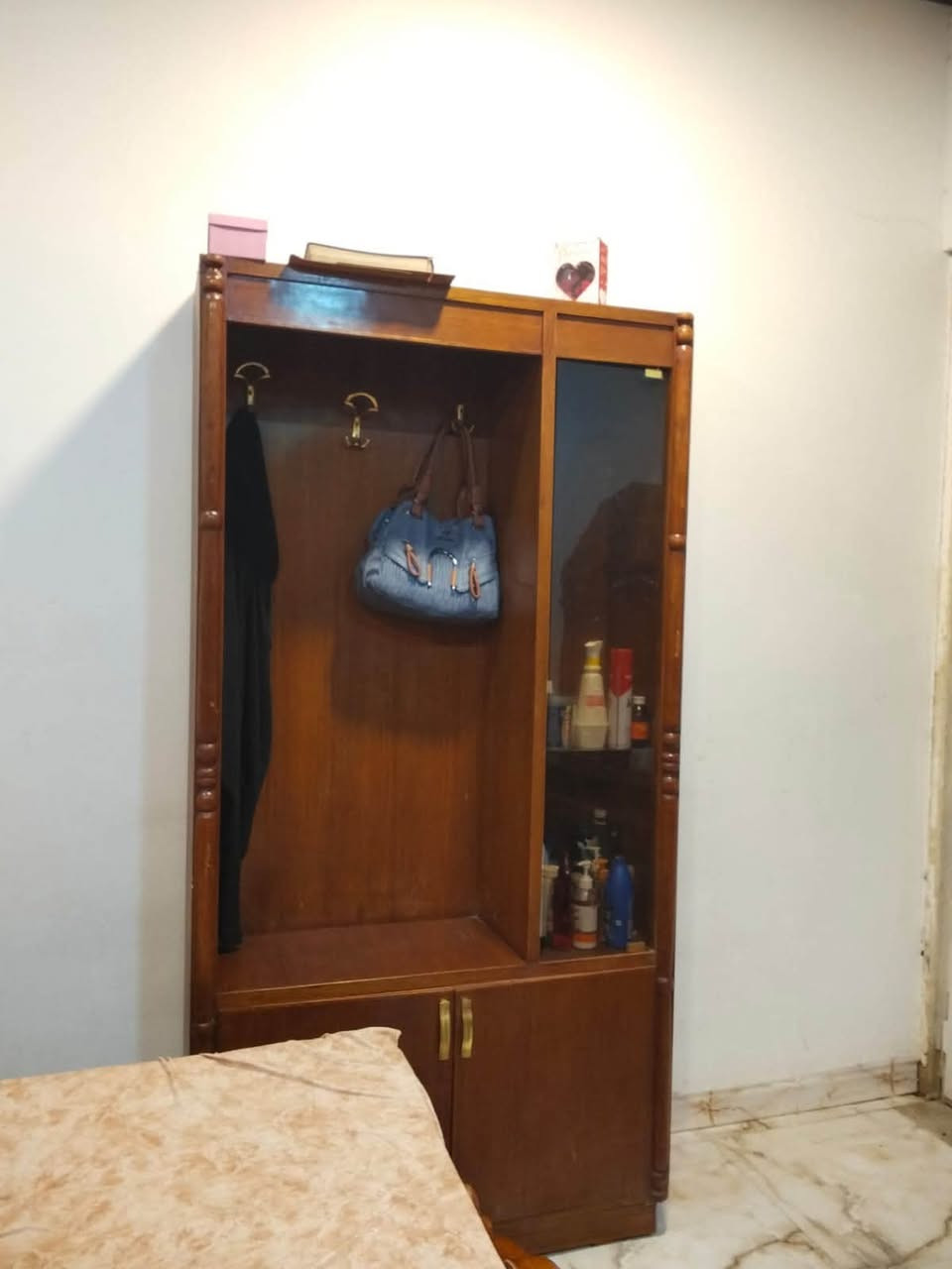 من رخص الادمن غرفه نوم للبيع
موقع موصل الايمن📍

نضافه الغرفه80%✅

سعر جداً مناسب(700)وبيها مجال💵
‏
رقم هاتف(***********)📞

