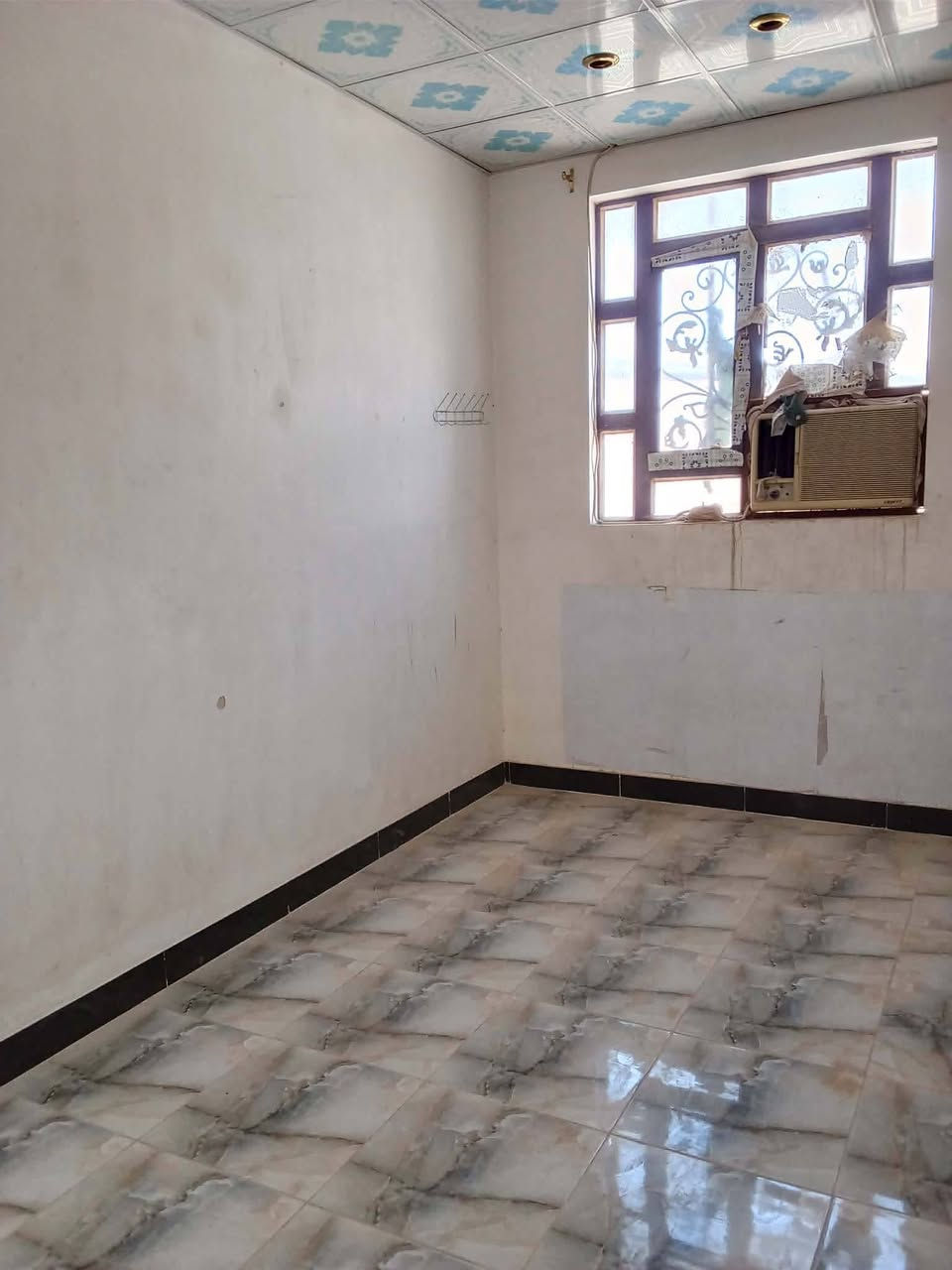 بيت ايجار 50 متر حي نداء قرب مدرسه الفرقان ايجاره 250
بي 3 غرف صالتين مطبخ وصحيات بي سخان وماطور وتانكي***********
