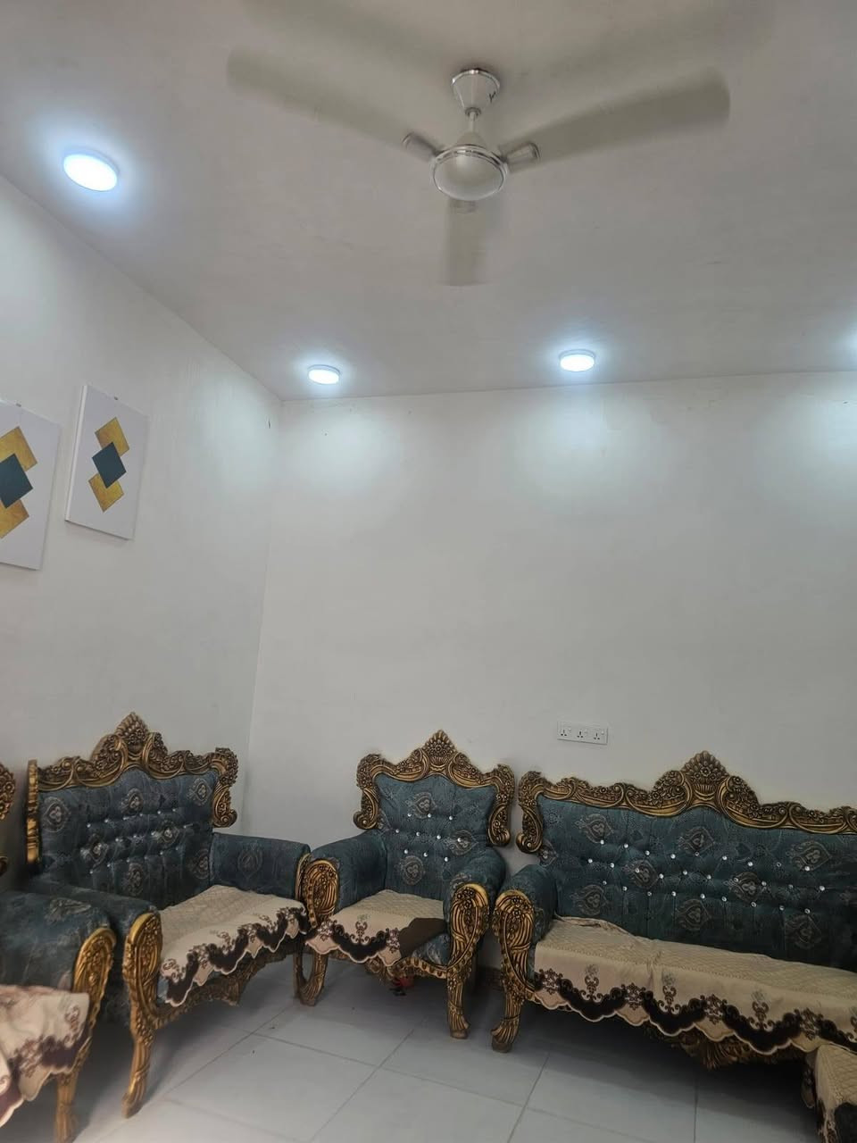 يا الله 
            بيت خلفي للبيع الموحيه ب 42
                   بناء حديث 2026
المساحة  / 120م
يتكون من استقبال صالة ومطبخ وغرف وصحيات 
السعر    /95
الاستفسار الاتصال على الرقم او على الواتساب *********** سيد احسان
