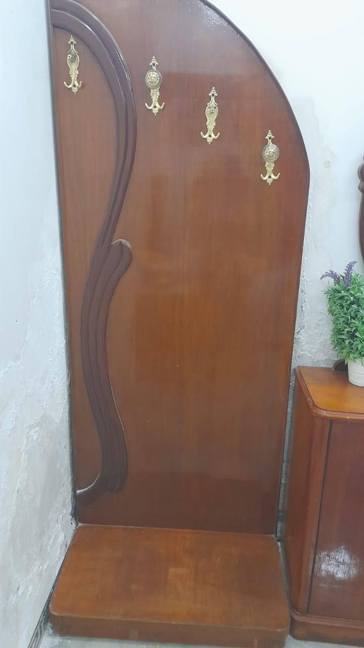 السلام عليكم غرفة للبيع الاتصال على الرقم ***********
