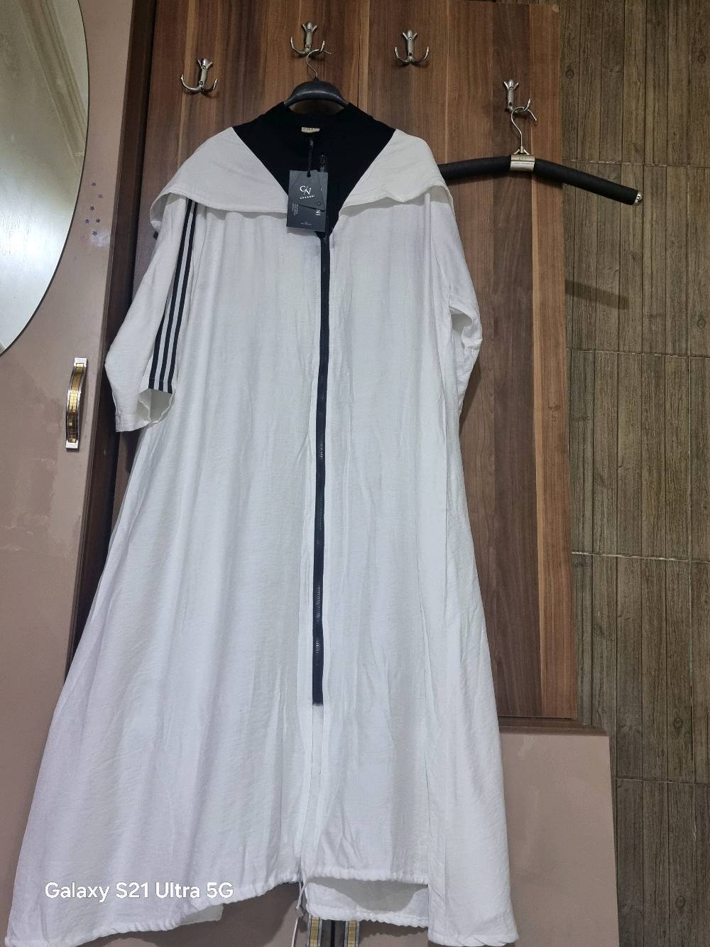 ​عباية سبورت كلوش بقبعة (Hooded Sporty Abaya): هذا الوصف يجمع بين القصة الواسعة من الخلف (الكلوش) والغطاء الخاص بالرأس (الـ Hoodie) الموجود في القطعة.
السعر 35
 القياس فري سايز
يوجد توصيل