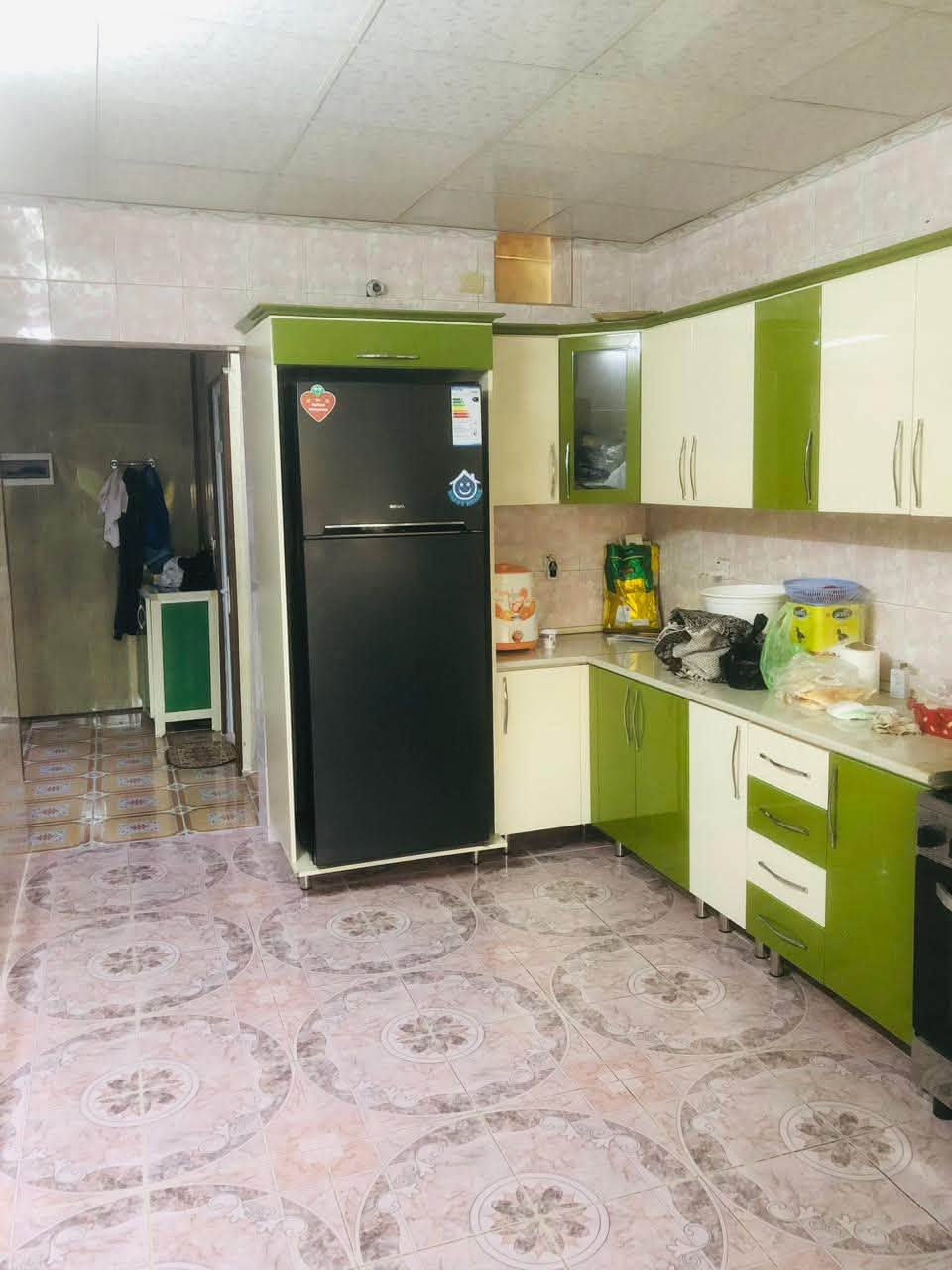 السلام عليكم،
لدينا هذا المنزل للبيع، مساحته 150 مترًا مربعًا، ومعه أرض مساحتها 150 مترًا مربعًا من الخلف.

يتكوّن المنزل من:

استقبال 

غرفتين نوم

صالة كبيرة

مطبخ

مكسوّ بالكامل بالسيراميك

يحتوي على مكيفين سبليت

يوجد معه كاونتر مطبخ

فرع صب

عنوان حي عسکري ئاو بارە

سعر 50 معامله

***********
