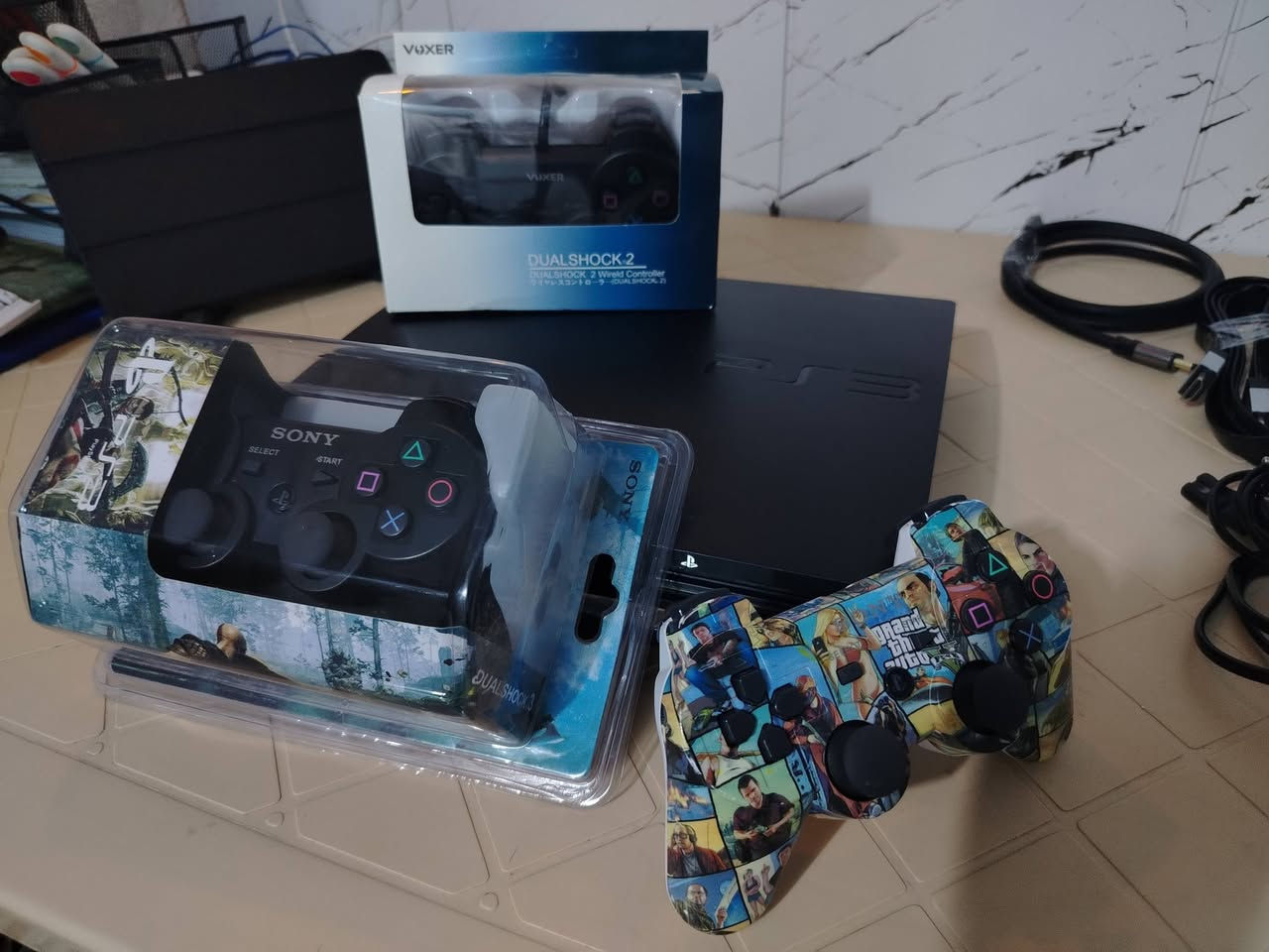 للبيع بلايستيشن 3 سليم (PS3 Slim) نظيف جداً معدل كاستم دائم + فول ملحقات
​💻 
جهاز بلايستيشن 3 سليم بحالة ممتازة ونظيفة جداً، مصان داخلياً حرارة مستقرة ومبدل له معجون حراري نوعية MX_4 .
​🌟 مميزات خرافية بالجهاز:
​تحويل الشاشة لسمارت: الجهاز بيه تطبيق يوتيوب شغال وتقدر تتصل بالنت وتتفرج براحتك بدون ما تحتاج شاشة سمارت.
​بدون خوف من الباند: تتصل بالنت وتتصفح وتشوف يوتيوب براحتك وبأمان.
​تنزيل ألعاب مباشرة (PKG): يحتوي على متجر أونلاين بيه أكثر من 5000 لعبة تقدر تنزلها مباشرة بدون حساب سوني وبدون أي تكلفة واير تصل بنت مباشر سرعة تنزيل .
​🛠️ مواصفات النظام:
​الموديل: CECH-2003A (أقوى وأفضل موديل بالسليم).
​النظام: معدل كاستم دائم CFW Evilnat (مو HEN).
​الهارد: 160 غيغا مليان ألعاب جاهزة.
​📦 الملحقات المرفقة بالتجميعة:
​3 يدات (يدة  PS3 أصلية بباكيتها + يدة PS2 سلكية جديدة مع محولها الخاص من ps2 الى ps3 + يدة إضافية ps3 ).
​كيبل HDMI سوني الأصلي (2 متر) + كيبل HDMI إضافي.
​كيبل شبكة (LAN) + كيبلات الشحن والكهرباء.
​موزع منافذ USB Hub (4 Ports).
​💰 السعر: 135,000 دينار عراقي (قابل للتفاوض البسيط للشراي).
📞 مكان التواجد [بابل/هاشميه]
 رقم واتساب ***********
