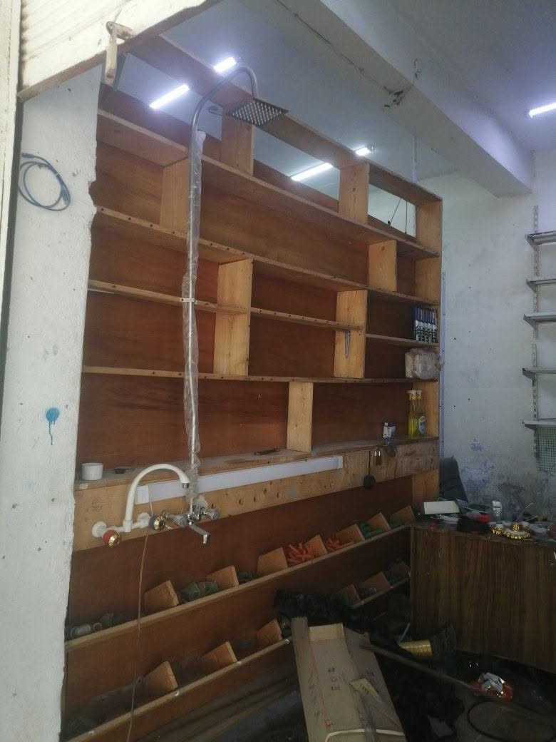 رفوف محل جدد الحديد على110 والخشب 35 والبيض حسب العدد تواصل ***********
