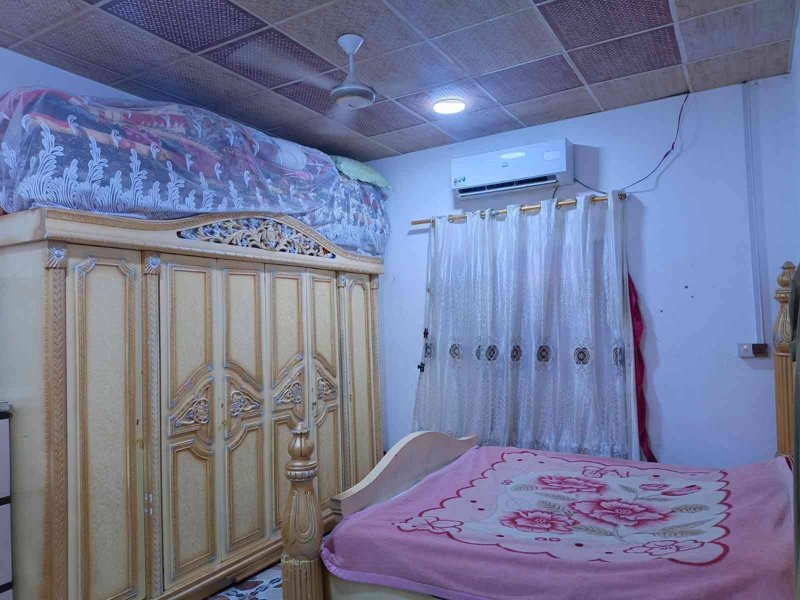 السلام عليكم بيت للبيع بلديه كامله معامله العنوان البصره ابي الخصيب عويسيان شارع كوت الضاحي المساحه 160 يحتوي على ديوانيه وهول وغرفتين ومطبخ وطامه وحمامات واثنين داخليات ومرافق خارج ودرج وبيتونه وغرفه فوك الارضيه سيراميكك والسقف كونكريت الصطح سراميك مطبق بناء حديث سقوف ثنويه ماي كهرباء خدمات من مدارس اسواق السعر 65 وبيه مجال اي استفسار على هذا رقم *********** يوجد واتساب البصرة, العراق
