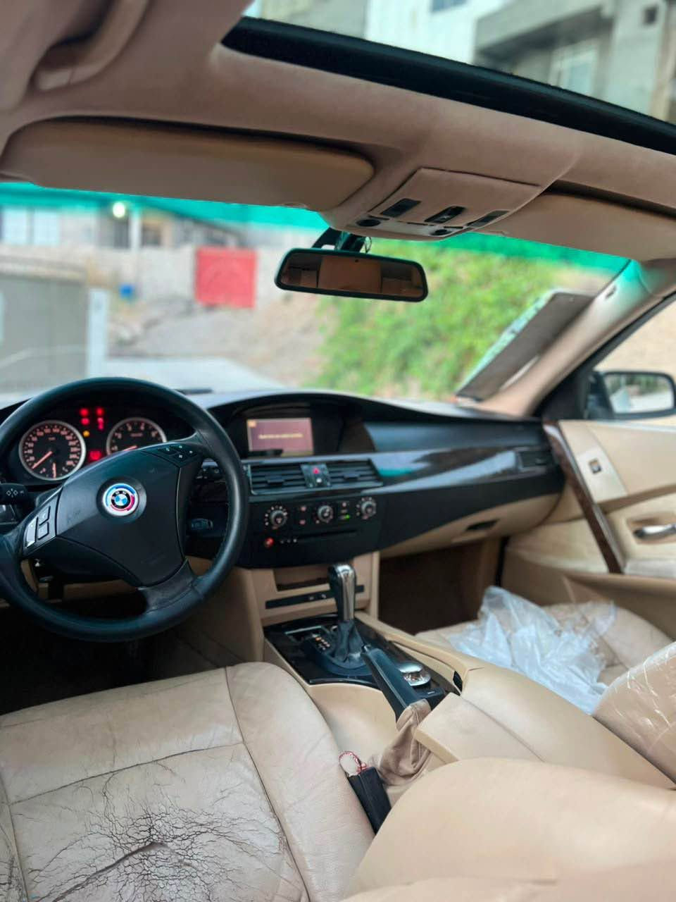 2006- BMW E60 530i NOZL KURT 
نؤزل كورتي 530 
بيلاد M
سلايد
دمعامى و دوّسه كراوهته M5 ستايل بالّى سه ر سندوق دانراوه
باترى نوىّ
لايت زينون
دهحم وليدراوى نيه  سقفو عيجام به شرت مه نه فيسته كيرٍ ومه كينه و
كاره بايات به شه رت سعري 58 تؤزيك مه جال 
T.B: براويه
***********
*********** سوران, أربيل
