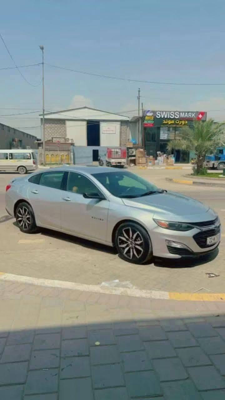 مراوس
ماليبو موديل 2020 فئه RS
رقم اربيل

1. الأداء والمحرك

• نوع المحرك: 4 أسطوانات، سعة 1.5 لتر مع شاحن توربيني (Turbo).

• القوة الحصانية: حوالي 160-163 حصان.

• عزم الدوران: 250 نيوتن متر.

• ناقل الحركة: أوتوماتيكي بنظام CVT (لتحقيق أفضل سلاسة واستهلاك وقود).

• نظام الدفع: دفع أمامي (FWD).

• سعة خزان الوقود: حوالي 60 لتر.

2. المواصفات الخارجية (طابع RS الرياضي)

تتميز فئة RS بلمسات تجعلها أكثر هجومية من الفئات العادية:

• الشبك الأمامي: شبك أسود رياضي مع إطار من الكروم.

• الشعارات: شعار شيفروليه (الفيونكة) باللون الأسود حصرياً لهذه الفئة.

• العجلات (الجنوط): جنوط ألمنيوم مقاس 18 إنش بتصميم رياضي.

• الجناح الخلفي: جناح (Spoiler) مدمج على غطاء الصندوق الخلفي.

• العادم: مخرج عادم مزدوج بفتحات من الكروم.

3. المقصورة والترفيه

• الشاشة: شاشة تعمل باللمس مقاس 8 إنش تدعم نظام Chevrolet Infotainment 3.

• التوصيل: دعم كامل لنظامي Apple CarPlay و Android Auto.

• المقاعد: تعديل كهربائي لمقعد السائق (8 اتجاهات).

• المقود: مغطى بالجلد مع أزرار تحكم في الصوت ومثبت السرعة.

• التشغيل: نظام الدخول الذكي وتشغيل السيارة بلمسة زر (Keyless Start/Open).

4. أنظمة الأمان والسلامة

• الوسائد الهوائية: نظام متكامل يضم 10 وسائد هوائية (أمامية، جانبية، وللركبة).

• الكاميرا: كاميرا رؤية خلفية عالية الدقة.

• الأنظمة الإلكترونية:

• نظام StabiliTrak للتحكم الإلكتروني في الثبات.

• نظام مراقبة ضغط الإطارات.

• فرامل مانعة للانغلاق (ABS) وتوزيع إلكتروني للفرامل (EBD).

 حادثها مبين ضمن الصور رقم اربيل و موقعها حاليا بغداد و للاستفسار الاتصال على الرقم / ‭***********‬
