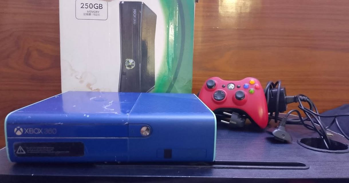 للبيع Xbox 360 مهكر + يد + كيبلات 🎮
الجهاز نظيف ويشتغل تمام ✅

ذاكرة 250GB

مهكر بي ألعاب هواية

ويا يد أصلية

ويا المحول والكيبلات

البيع للجادين فقط 📩

السعر: (90) قابل للتفاوض

مكاني بغداد الغزالية 

للاستفسار (***********) واتساب
