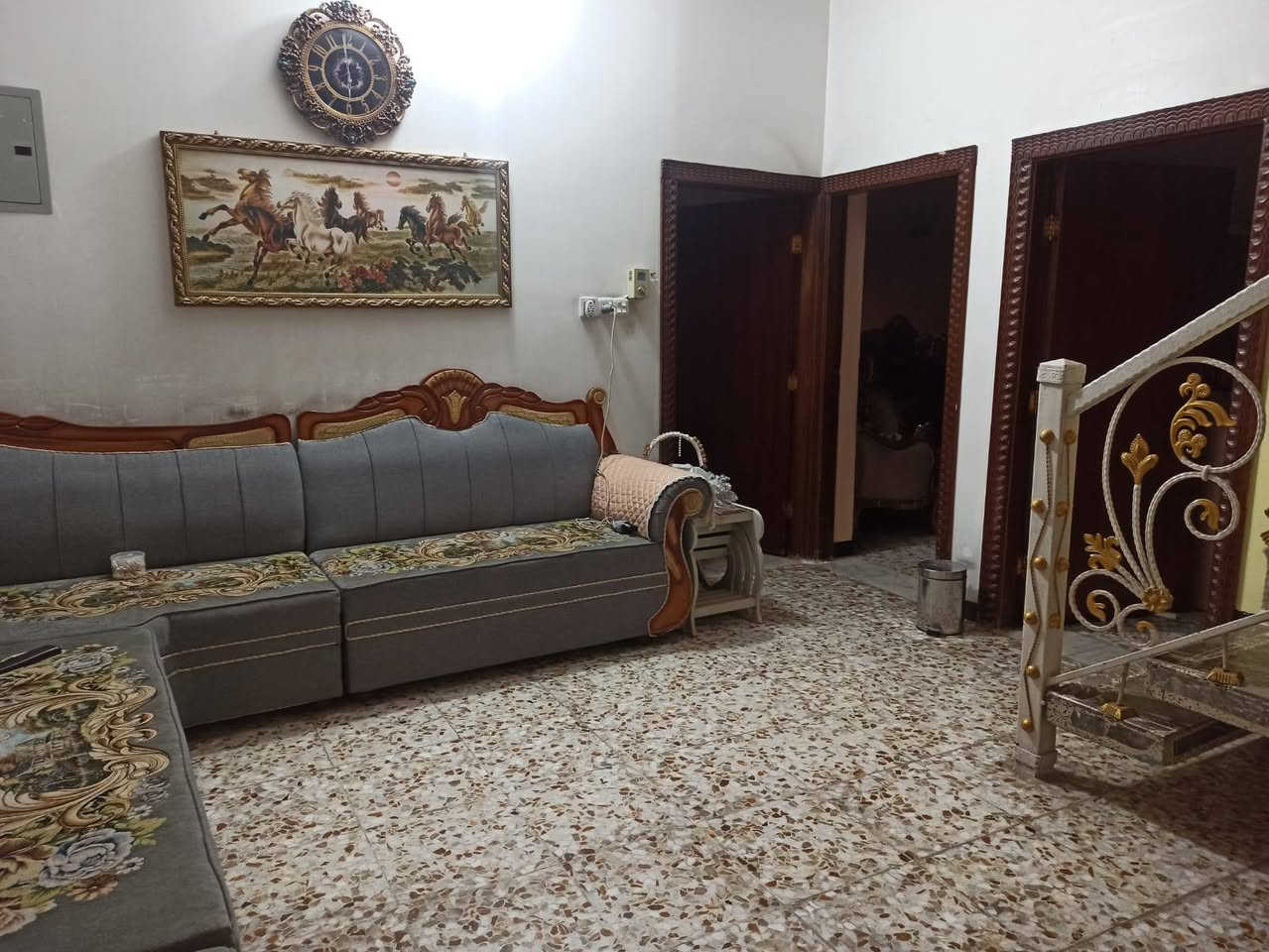 🏡 دار لــلــبــيــع – حــي الــجــزائــر
━━━━━━━━━━━━━━━━━━━━━━

📍 الــمــوقــع:
بــابــل – حــي الــجــزائــر – خــلــف مــســتــشــفــى الــحــيــاة

📐 الــمــســاحــة: 175 مــتــر

📜 نــوع الــســنــد:
طــابــو زراعــي – ســنــد 25

━━━━━━━━━━━━━━━━━━━━━━
🏠 الــدار مــكــونــة مــن طــابــقــيــن:

🔹 الــطــابــق الأول:
🛏️ غــرفــة نــوم
🛋️ اســتــقــبــال + هــول
🍳 مــطــبــخ
🚿 مــجــمــوعــة صــحــيــة مــعــزولــة

━━━━━━━━━━━━━━━━━━━━━━
🔹 الــطــابــق الــثــانــي:
🛏️ غــرف نــوم عــدد 2
🛋️ هــول
🚿 مــجــمــوعــة صــحــيــة مــعــزولــة

━━━━━━━━━━━━━━━━━━━━━━

💰 الــســعــر: 128 مــلــيــون ديــنــار عــراقــي
🤝 قــابــل لــلــتــفــاوض

━━━━━━━━━━━━━━━━━━━━━━

📞 لــلــاســتــفــســار والــاتــصــال:
📱 ***********
📱 ***********

🏢 مــكــتــب عــقــارات أَبــراج بــابــل

📍 عــنــوان الــمــكــتــب:
بــابــل – حــي الــجــزائــر – مــقــابــل الــجــســر الــدولــي – قــرب مــطــعــم الــبــســتــان

━━━━━━━━━━━━━━━━━━━━━━
