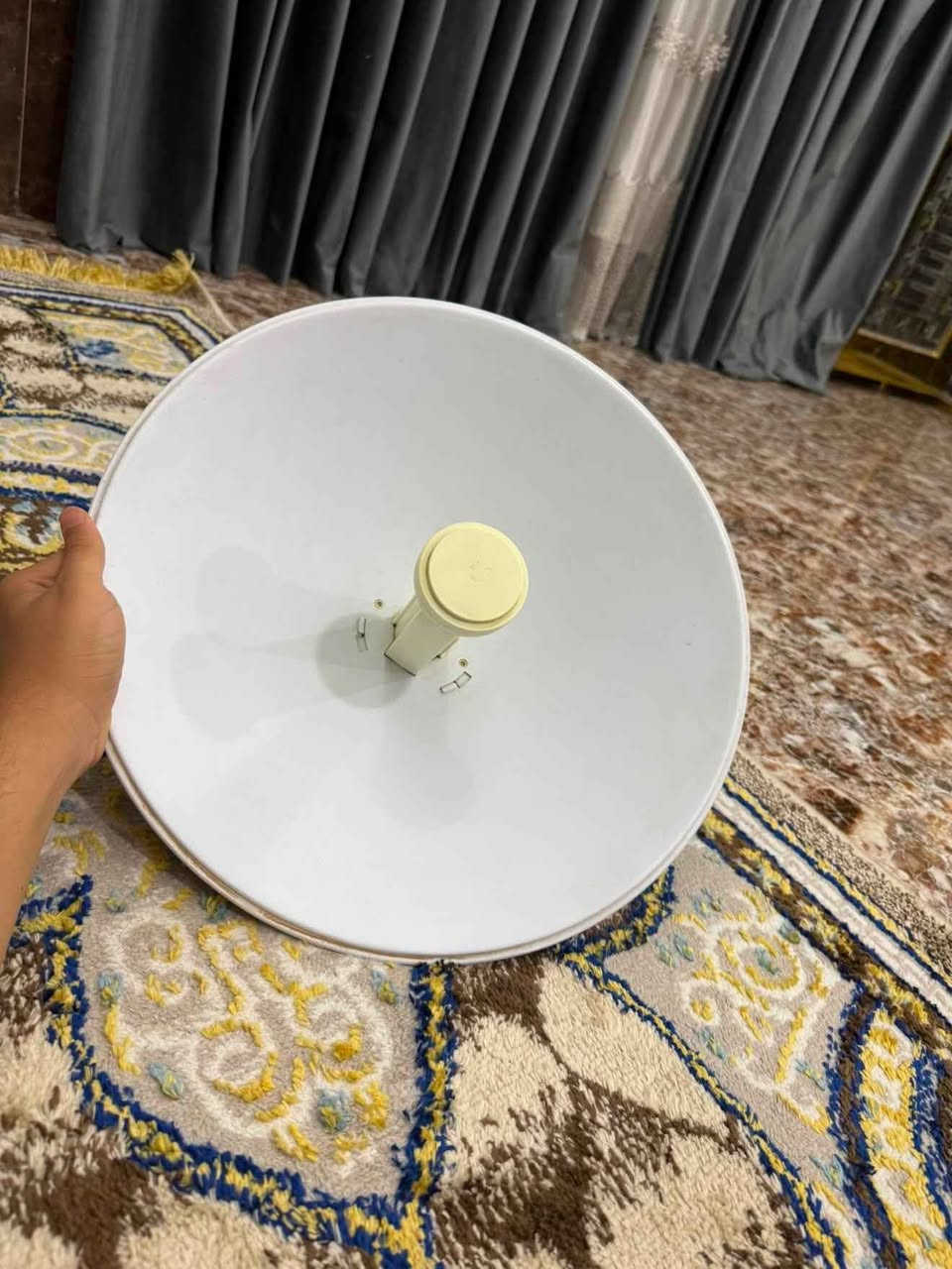 منظومة انتريت كامل نظيفة جدا  تكون من : 
صحن انتريت  مع واير 20 متر 
راوتر TP-Link Archer C20 مع محلقاته

خاص موجود وهاذا رقمي اسيا *********** واتساب موجود عمارة, ميسان
