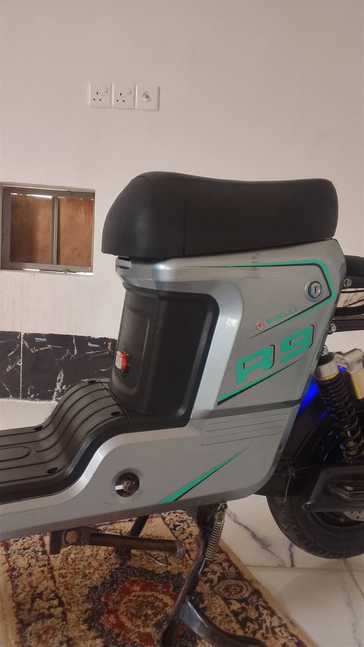 سلام عليكم 
ماطور شحن للبيع R9
شركة وينلي الاصلي 
سرعة 99
اربع نمر 
رجوع للخلف
مسجل بلاتوث بلادي 
طخم تاير جديد
اتصل فقط مارد خاص ***********
