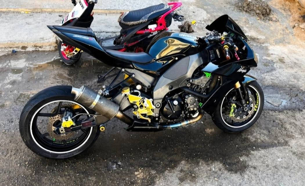 السلام عليكم
kawasaki ninja zx-10r 2008
1000cc 
تزويد 
1/ يدات ريبزول قلاب وقابلة للسحب
2/ عليها هاوزن راجع نصبتها حلوة 
3/ ويالة رياضي 
4/ هدزر تيتانيوم + صالنصة كاربون
5/ عمبار امامي خلفي رياضي 
6 / فجوج رياضي 
كهربائيات 
. عقل ضفيرة لايتات بك لايت كلة شغال 
لكفرات بيهن ملاحضات يرادلهن ترتيب 
لدراجة كايمة بيها مكينة بس تدير ومتشتغل يرادلها تجفيت 

عنوانها حي الجامعة بغداد 
معروضة للبيع او مراوس حسب الرغبة 
***********
