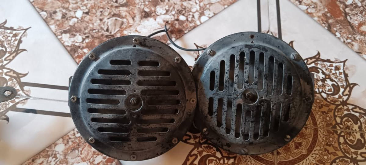 السلام عليكم هورنات بوش ايراني شرط لاتصليح ولا تعبانات وباب اول 
وهورنات ملكيات جداد طخم اربعه لاتصليح ولا عطل بس تعير وشد كبل السعر واستفسار خبر وتدلل ***********
