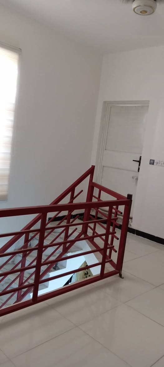 عندي بيت 100 م للبيع
نادر الثانيه
فرع سكله صدام يم مدرسه عز العرب بناء حديث صار  اشهر من خلص.

متكون من هول واستقبال ومطبخ وغرفتين الي يريد شتري اتصلوا ع الرقم ***********
