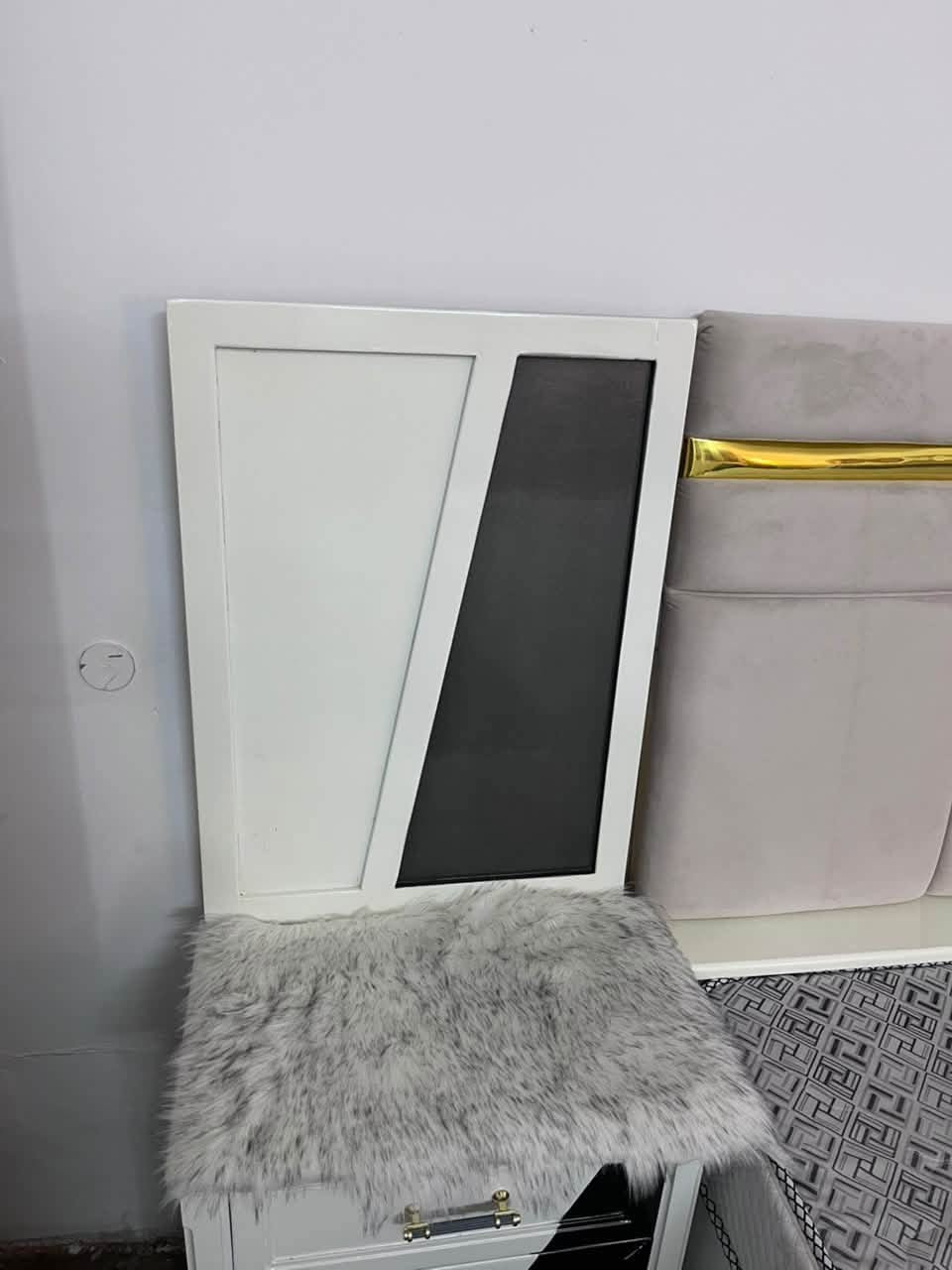 السلام عليكم
غرفة نوم حطاطه  شغل حديثة شكل تركي ٧ قطع مستخدمه قليل 
بسعر مناسب وياها مكيف مستخدم شهرين 
استفسار اكثر خاص او على الرقم ***********
