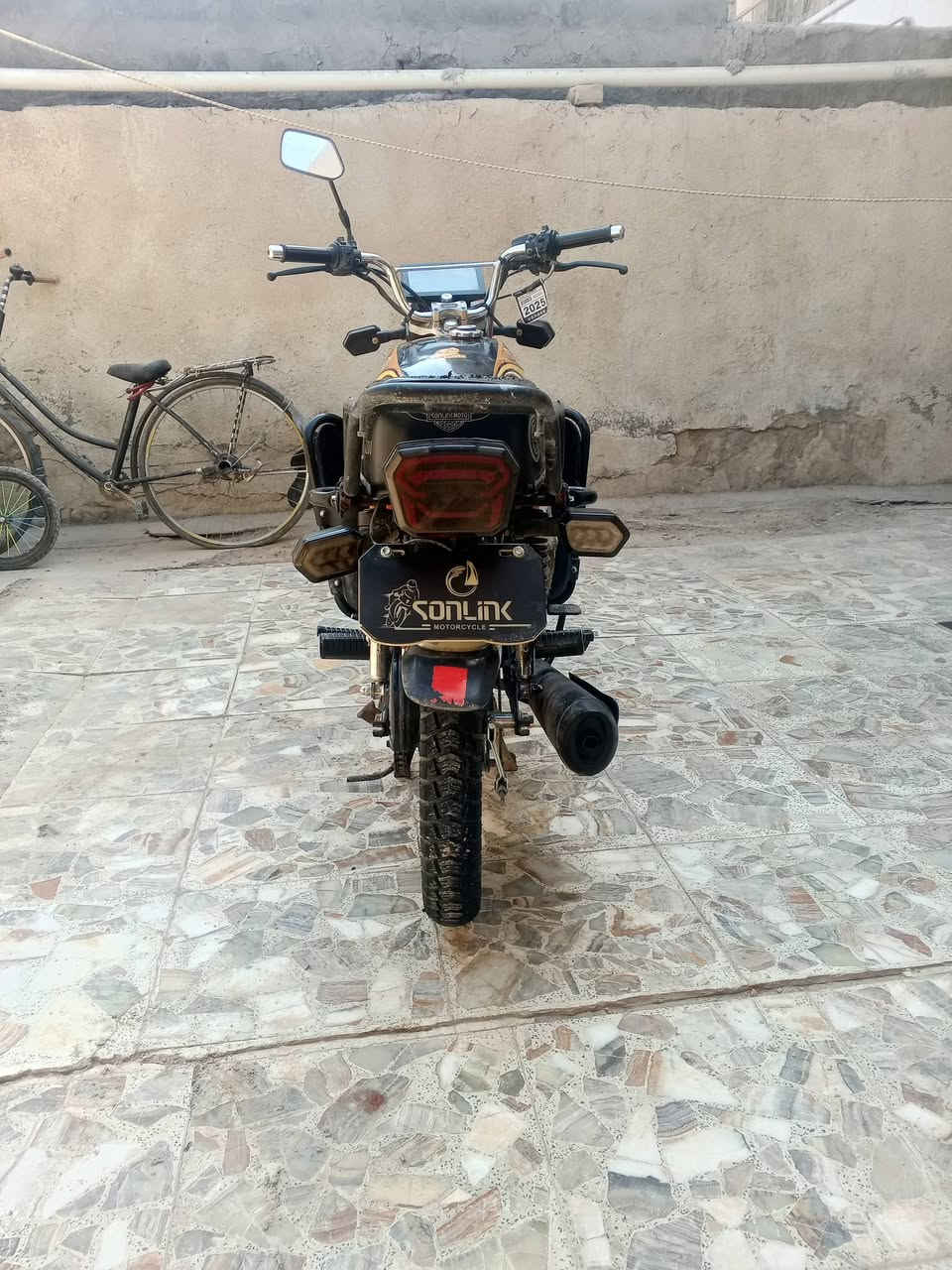 🏍️ للبيع دراجة سونك موديل 2025 
دراجة سونك 200cc موديل 2025، نظيفة ومرتبة وحالتها جيدة جداً، مثل ما واضح بالصور  واوراق منفيس كارتون موجوده ومكاتبه شراء موجوده ومكفوله ✨

🔸 موديل: 2025
🔸 المحرك: 200cc
🔸 تشغيل وأداء جيد
تخم تايرات جديد قبل شهر شديتهن 
🔸 الدراجة جاهزة للاستخدام
الدراجه فقط بيها ملاحظات 
المازده طاكه من جهة وحده بس طبيعي تشتغل عالي ناصي اشاره وميحتاج تبدلها 
والكير مال نمره الي يرجع طاك بس ميحتاج تبديل لان نمره سهله وطبيعي وتبديلها ميكلف ١٠ بس 
والدراجة مبدل الها كازكيت فقط كازكيت فقط 

💰 السعر: [650 الف] وبيها مجال للشراي 

📍 الموقع: سبع البور – ال4000
📞 للتواصل: [***********]
