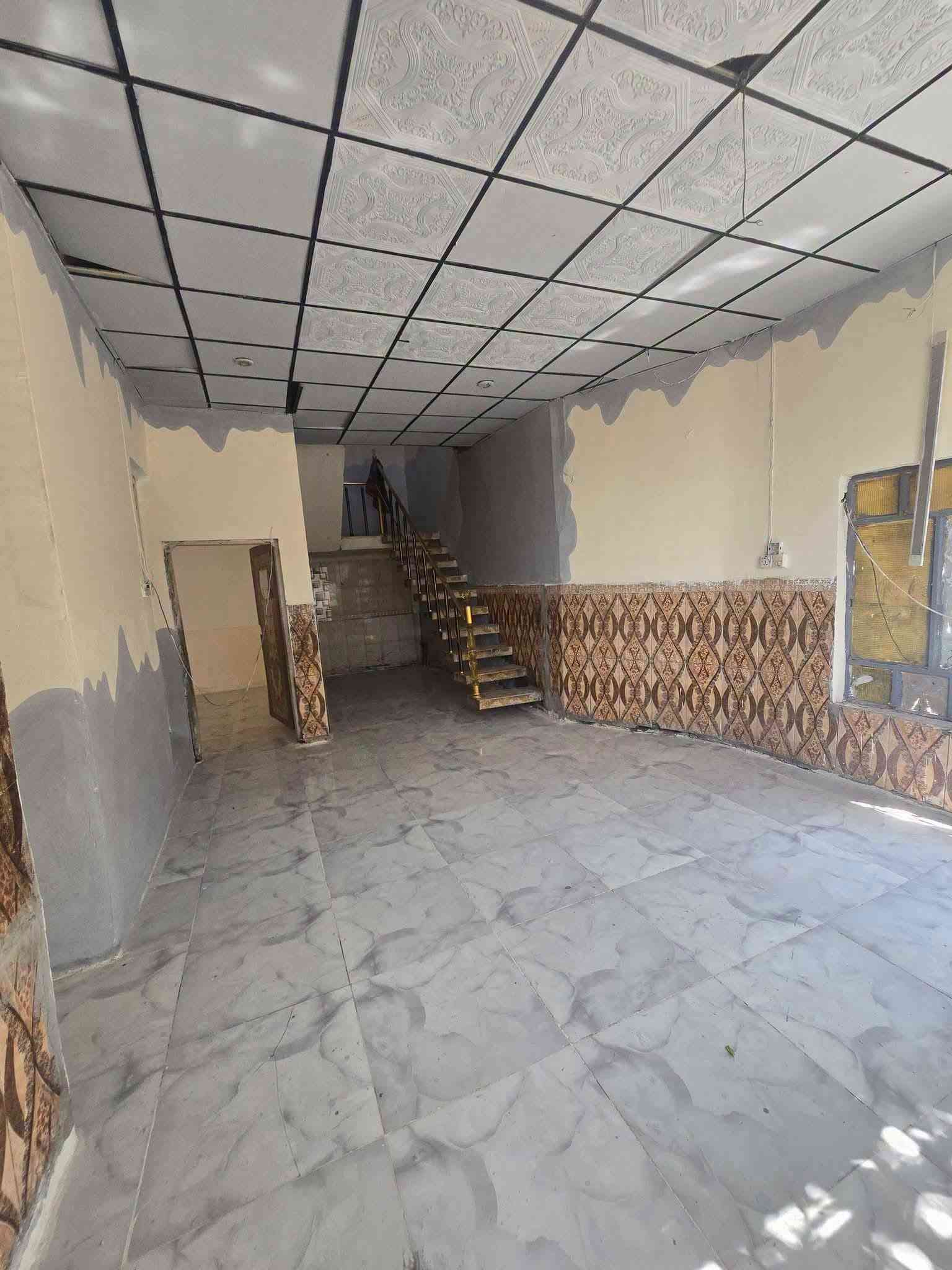 بيت لبيع بشارع المطار القديم المساحه ١٢٠متر يحتوي على غرفه وصاله ومطبخ وستقبال وطارمه وصحيات السعر ٢٠وبي مجال البيت خلف عيادة الكوثر للستفسار *********** مكتب بركات ام البنين قرب مثلجات سنبله
