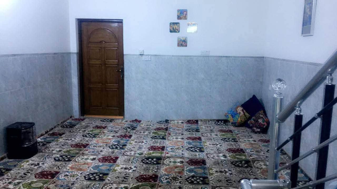 البيت ١٣٥ متر نزال ٣٠ واجهة ٤ ونص ٣ طوابق الطابق الأول كراج سيارة غرفة خطار صالة مطبخ ومنور وصحيات وغرفة نوم وترك متر الطابق الثاني غرفتين نوم وصالة وصحيات الطابق الثالث بيتونة مخزن وغسيل وسطحين جبير وصغير 
‏مراجعة دلالية أبو ملاك ***********￼
