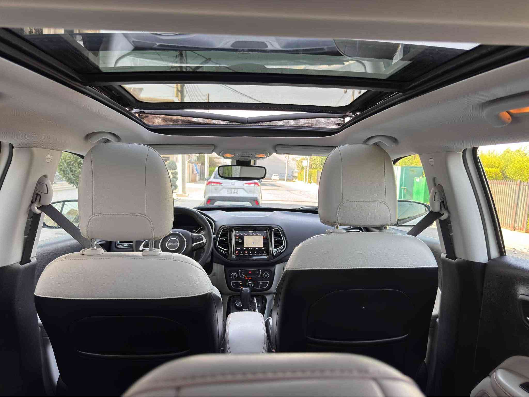 Jeep compas 2018 
شةريكةى هارلم سفرى هةولير 
بئ بؤياغ بئ تةعديل تةنيا يةك قؤپى هةية لة قةباغ سندوق
فول فول مواصفات 
پانؤراما 
كوشين جلد 
ناو سپى 
شاشة گةورة 
دةبل ئةكسل 
ئاوينة هيتةر 
سةيارةكة لةسةر دةقى شةريكة مايتةوة يةك دةستة هةموو شتيكى بةشةرت 
79 هةزارى حةقيقى رؤيشتية بةشةرتى فةحسى شةريكة 
150 وةرةقة و مةجاليكى برايانة 
تكاية گؤرينةوة ناكةم تةنيا فرؤشتن
*********** أربيل, العراق
