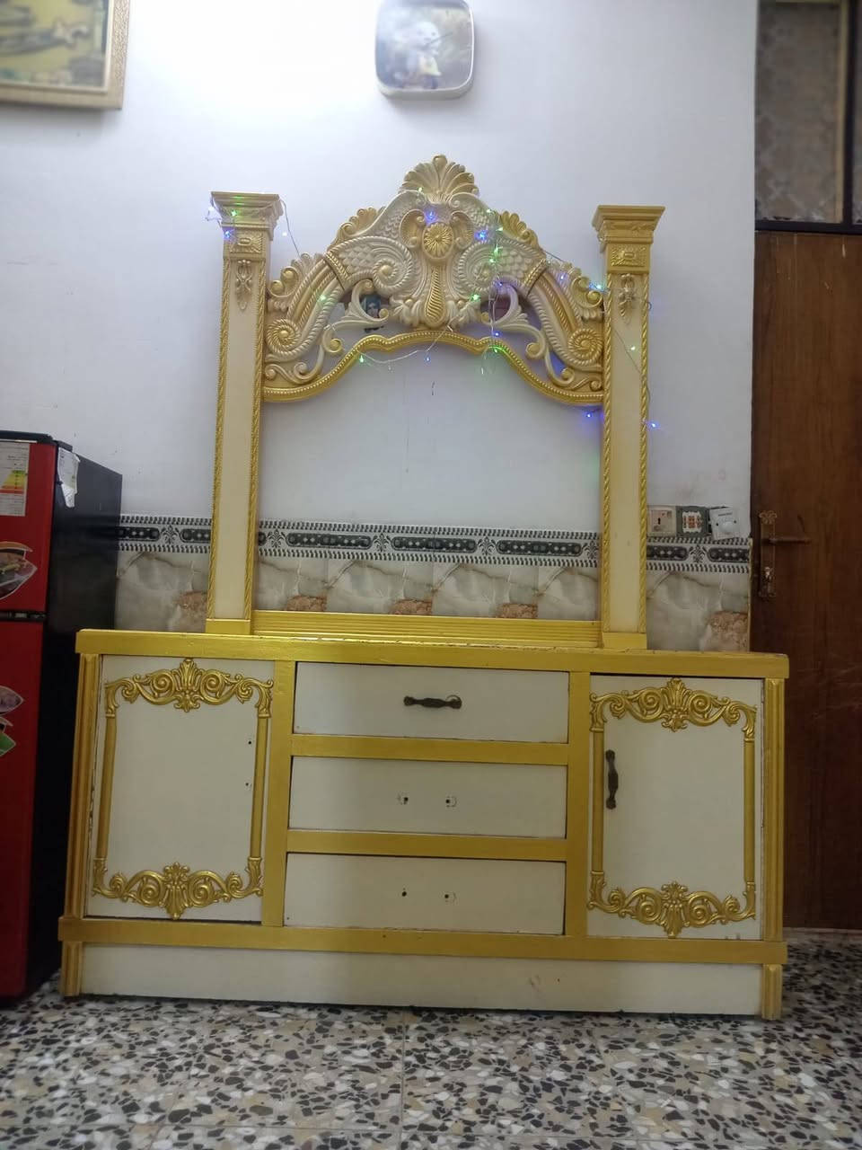 السلام عليكم غرفه نوم مستخده أخت الجديده نقصهه بس يدات بيبان كنتور ست بيبان زائد ملحقاته مستعجل على بيعتهه سعرها  مليون وبيهه مجال هاذا رقمي اتصل وبيك خير ودلل *********** مكاني الرئاسة شارع عشرين

