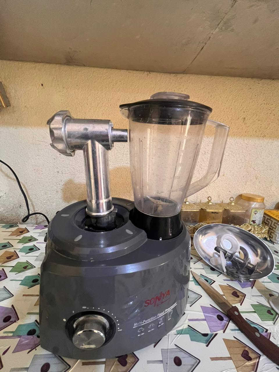 سلام عليكم عندي معجانه وطباخ للبيع عنواني الناصريه مركز اتواصل واتساب أو اتصال ***********
