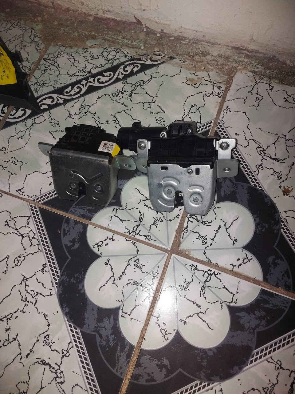 سلام عليكم شباب عندي أغراض مال صندوق سبورتج ٢٣ بطانه +بطانه وصفاحيات مال جامه داخليه كأمره ٣٦٠درجه كليون كهربائي والثاني ميكانيكي بك لايت زوج للبيع ***********
