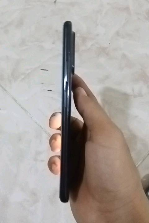 التصميم والشاشة
• الشاشة: مقاس 6.67 بوصة من نوع AMOLED بدقة FHD+ (2400×1080 بكسل).
• معدل التحديث: تدعم 120 هرتز لتجربة تصفح وألعاب سلسة للغاية، مع سطوع يصل إلى 1200 شمعة كحد أقصى.
• التصميم: ظهر زجاجي محمي بطبقة Gorilla Glass 5 مع إطار بلاستيكي.
• الوزن والأبعاد: الوزن 193 جرام وسُمك النحافة 8.1 مم.
• المقاومة: الهاتف مقاوم لرذاذ الماء والغبار بمعيار IP53.
⚙️ الأداء والعتاد الداخلي
• المعالج: من شركة كوالكوم وهو Snapdragon 732G بتقنية تصنيع (8 نانومتر) ثماني النواة، ومزود بمعالج رسوميات Adreno 618.
• ذاكرة الوصول العشوائي (RAM): متوفر بخيارات   أو 8 جيجابايت من نوع LPDDR4X.
• ذاكرة التخزين الداخلية: يأتي بسعة 64 جيجابايت أو 128 جيجابايت (من نوع UFS 2.2 السريع)، ويدعم تركيب ذاكرة خارجية (MicroSD) في منفذ مخصص.
• نظام التشغيل: واجهة MIUI 12 المبنية على نظام Android 11 عند الإطلاق (قابل للتحديث لإصدارات أعلى).
📸 منظومة الكاميرات
• الكاميرات الخلفية (رباعية):
	1. الكاميرا الأساسية: بدقة 108 ميجابكسل بمستشعر واسع لالتقاط تفاصيل دقيقة وتدعم التصوير الليلي.
	2. الكاميرا الثانية: بدقة 8 ميجابكسل للتصوير بزاوية واسعة جداً (Ultra-Wide).
	3. الكاميرا الثالثة: بدقة 5 ميجابكسل لتصوير الماكرو القريب (Telemacro).
	4. الكاميرا الرابعة: بدقة 2 ميجابكسل الخاصة بعزل الخلفية (العمق).
• الكاميرا الأمامية (السيلفي): بدقة 16 ميجابكسل بفتحة عدسة f/2.45.
• تصوير الفيديو: تدعم الكاميرا الخلفية تصوير الفيديو بدقة 4K بمعدل 30 إطاراً في الثانية.
🔋 البطارية والشحن
• السعة: بطارية ضخمة بسعة 5020 مللي أمبير.
• سرعة الشحن: يدعم الشحن السريع بقوة 33 واط (يشحن حوالي 59% في 30 دقيقة فقط).
🎧 الميزات الإضافية والاتصال
• الصوت: سماعات ستيريو مزدوجة (Dual Speakers) للحصول على صوت مجسم ونقي.
• منفذ السماعات: يدعم منفذ الـ 3.5 ملم الخاص بسماعات الأذن التقليدية.
• الأمان: مستشعر بصمة الأصبع مدمج في زر الطاقة الجانبي، بالإضافة إلى خاصية فتح القفل بالوجه (AI Face Unlock).
• المستشعرات: يدعم مستشعر IR Blaster (للتحكم في الأجهزة الكهربائية عن بعد)، ومستشعر التقارب، والتسارع، والبوصلة الرقمية، والجيروسكوب.
• الاتصال: يدعم شبكات الجيل الرابع 4G LTE، وبلوتوث 5.1، والـ Wi-Fi ثنائي النطاق، والـ NFC (حسب السوق).
شكد سعة الجهاز بالضبط: 6/64 لو 6/128 لو 8/128؟ وشنو لون الجهاز؟: 
128 وا الرام 8 الون الخرجي الى جاهز اسود
حالة الجهاز شلونها؟ بيه أي خدوش، كسر، أو آثار استخدام مو مبينة بالصور؟: 
اي بيه كسر صغير جدا في الزاويه السفليه هو يتبدل بعشر تالف 
هل الجهاز مفكوك أو متبدل بيه شي قبل؟ مثل الشاشة، البطارية، أو السوكت/منفذ الشحن؟: 
اليس  مفتوح وا لايوجد اي تبديلات
وين موقعك بالعراق؟ وإذا أكو شحن أو تسليم يد بيد، شنو الطريقة المفضلة إلك؟: 
الموصل الجانب الايسر حي الاسلام جامع السلام هناك التسليم