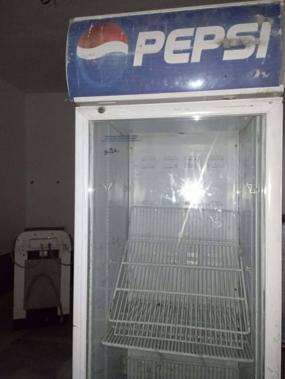 السلام عليكم
برادات ايگور نضيفات جيدات وشغالات كل عيب مابيهن 
متوفرات سعر البراد الواحد 350 الف دينار 
البيع كلهن مليون وخمسين وبيهن مجال وتدللون 
للأستفسار: *********** 
وشكرا 🤍
