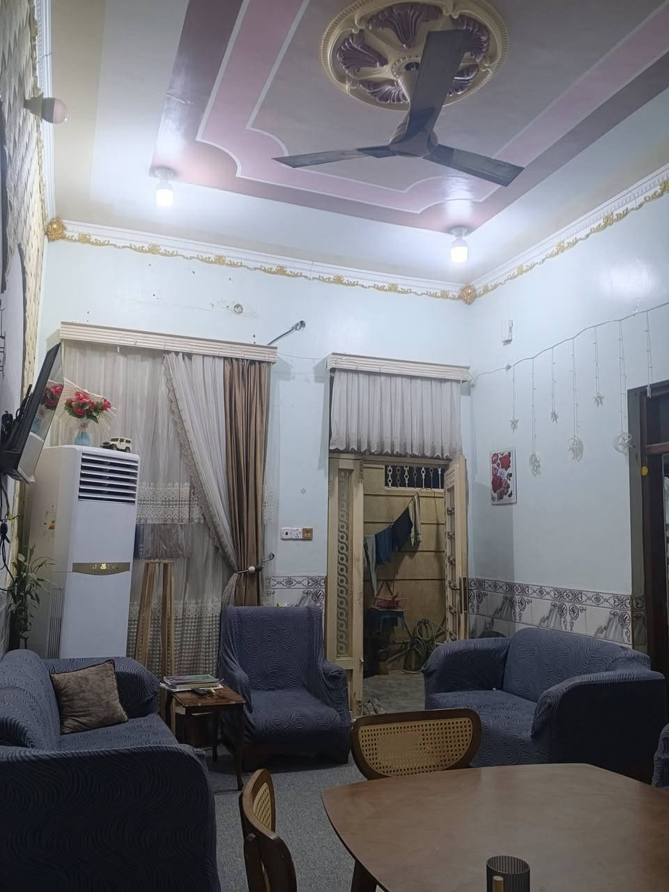 السلام عليكم يوجد بيت للبيع زراعي المكان قرب جسر الصابئه مساحة البيت 150 متر طابوك كونكريت بناء جديد يتكون من غرفتين وصاله ومطبخ وصحيات داخليه وخارجيه وديوانيه وطارمه السعر 83 وبيه مجال الاستفسار *********** امجد للعقار مستعدون لكافة العروض
