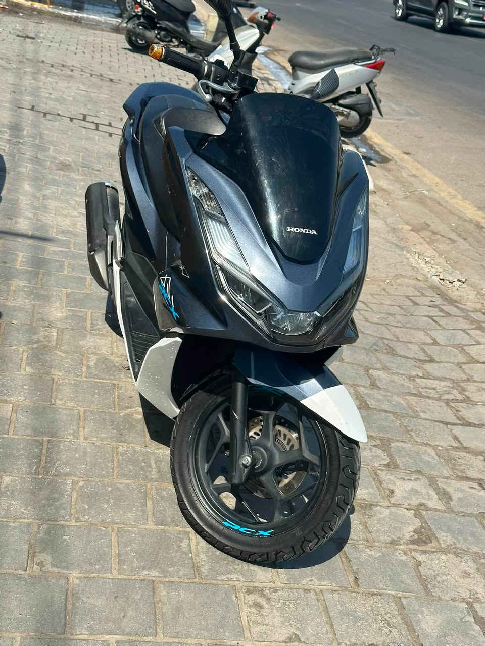‏السلام عليكم PCX جيل رابع كوري
‏ماشيه 26الف حقيقي  
‏مواصفات
‏ABS مانع انزلاق ✅
‏حساس ازدحام ✅
‏حساس استان ✅
‏🛠️ الدراجة: مكفولة  كفاله عامه
‏​​📍 الـمـكـان: بـغـداد
حي اور
السعر16ونص وبيه مجال 
***********
