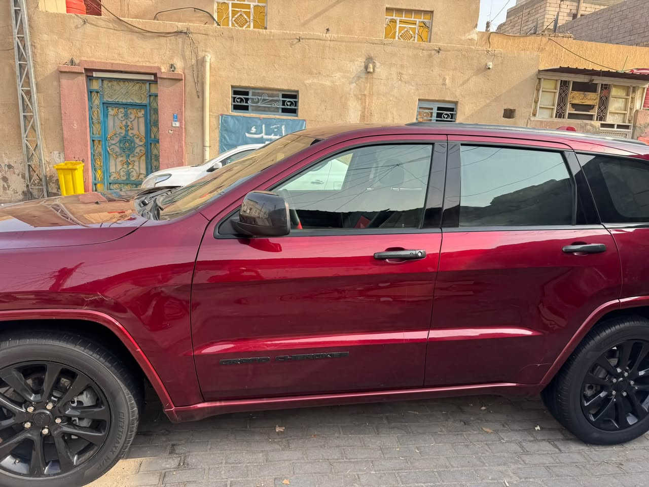 🚙 للبيع جيب بلاك توب 2018
✅ حادث خلفي سابق كما موضح بالصور�✅ مبدل بنيد وجاملغ أمامي بقطع أصلية�✅ السيارة بحالة جيدة والفحص خير دليل�✅ جميع التفاصيل موضحة بالصور
💰  السعر: 180 ورقة وبيها مجال
📍 الموقع: البصرة
📞 للتواصل: ***********
ملاحظة: السيارة فيها حادث سابق من الخلف وتم إصلاحها

نص مكتوب في الصور:
- 6:49 en.bidfax.info Jeep Grand Cherokee Laredo 2018 Burgundy 3.6L 6 vin: 1C4RJEAG9JC300441 Bidfax.info Final bid: $19400 Auction: Copart SOLD Lot number: 36997558 Date of sale: 04.12.2018 Year: 2018 VIN: 1C4RJEAG9JC300441 Condition: Runs And Drives 3