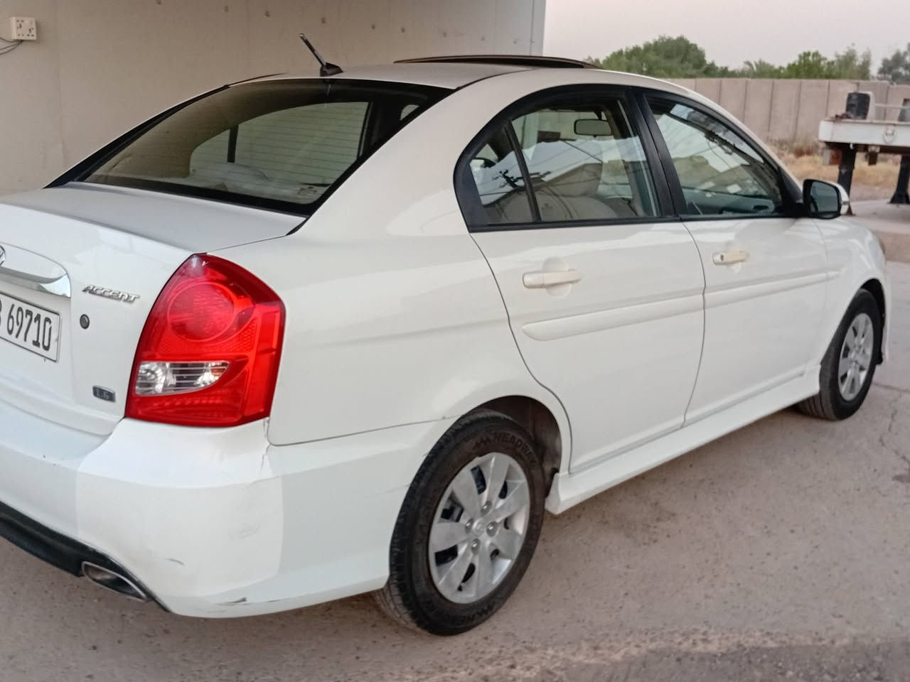 السلام عليكم هونداي اكسنت موديل 2011 خليجي رقم بغداد نكليزي بسمي تحويل مباشر تخم تاير صدر جديد دواخل جديده سنتر لوك تبريد ثلج شاير بلمري فتحه سلايت شاشه كهربائيات كلها شغله مكينه 1600 وكير مكفولات ماشيه 154 بدون صبغ مكفوله *********** سعر 88 وبيها مجال اللشراي  مكان سياره بغداد حي جهاد
