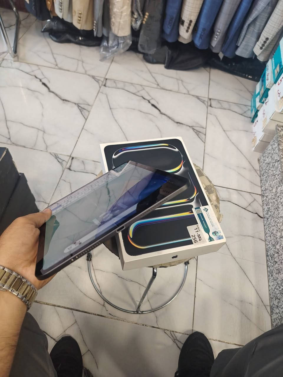 تفاصيل جهاز iPad Pro 11 (M4)
تفاصيل جهاز iPad Pro 11 (M4)
الذاكرة: 256 جيجابايت

​نسبة البطارية:87%

​الحالة الفنية: الجهاز نظيف وكلشي بيه شغال 100%، اللمس ممتاز ولا يؤثر عليه الكسر نهائياً.

​ملاحظة الحالة: الجهاز به كسر بسيط في الشاشة نتيجة وقعّة، والجهاز مكفول (أصلي) لم يتم فتحه أو تصليحه نهائياً. 

الجهاز بدون ملحقات فقط الكارتونه

​السعر: 500 ألف دينار (وبيه مجال بسيط للصامل).

​العنوان: بغداد (الكرادة أو الغدير).

​التوصيل: متوفر خدمة توصيل لكافة محافظات العراق.

​📞 للإستفسار أو التواصل:

[***********]

