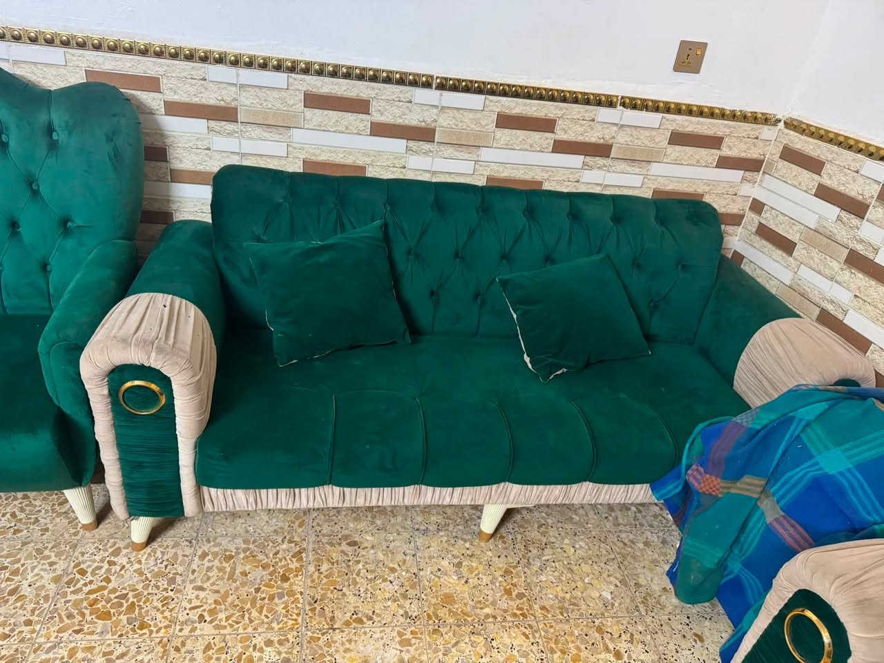 السلام عليكم تخم و طبلات 4 وساعه نقص جامه فقط شغاله شلعه وحده كلهن ب400 الف العنوان سبع بكار سوق السمكه
رقم الهاتف:***********
