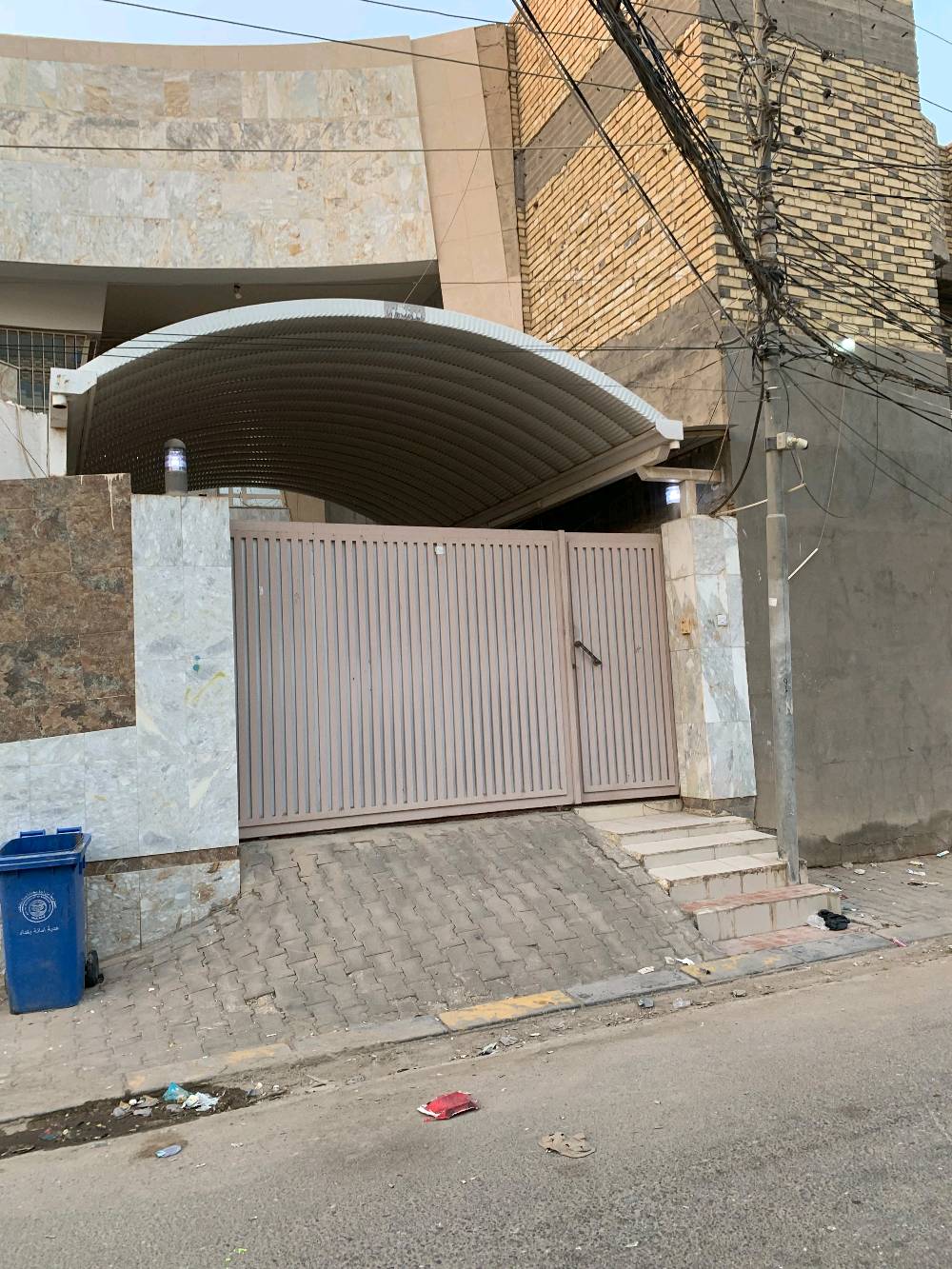 🏡 للبيع دار سكنية مميزة في النجف الأشرف 🏡

📍 الموقع:  حي المهندسين – بالقرب من شارع الجنة
📐 المساحة: 300 متر مربع

✨ موقع مميز جداً ومناسب للسكن العائلي، بمنطقة مرغوبة وقريبة من الخدمات والمناطق الحيوية.

🔑 فرصة ممتازة للسكن أو الاستثمار.

💰 السعر: يحدد عند التواصل
📞 للاستفسار والتواصل: [رقم الهاتف ***********]

الجادين فقط، مع التقدير 🌹
شكد عمر الدار تقريباً؟ وشنو نوع البناء والتشطيب من جوه: كونكريت/طابوق، ومرمر/سيراميك/جبسن بورد لو لا؟: 
2017
كم طابق بيها، وشكد عدد غرف النوم والصالات والمطابخ والحمامات؟: 
2
شنو نوع السند/الطابو؟ وهل الدار جاهزة للسكن لو تحتاج شوية تصليحات أو صيانة؟: 
جاهز